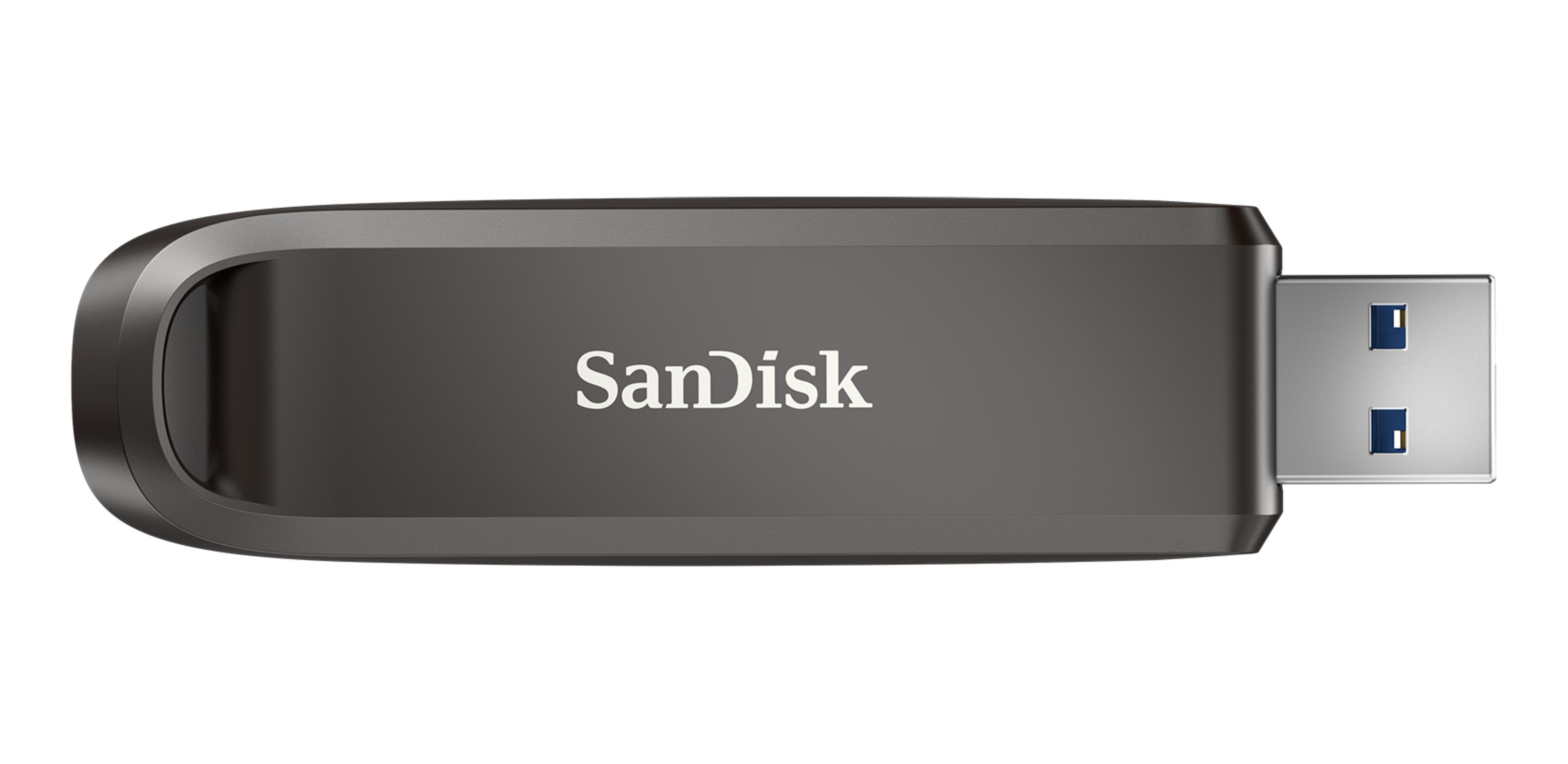 Una chiavetta USB SanDisk grigio scuro con connettore USB 3.0 argentato.