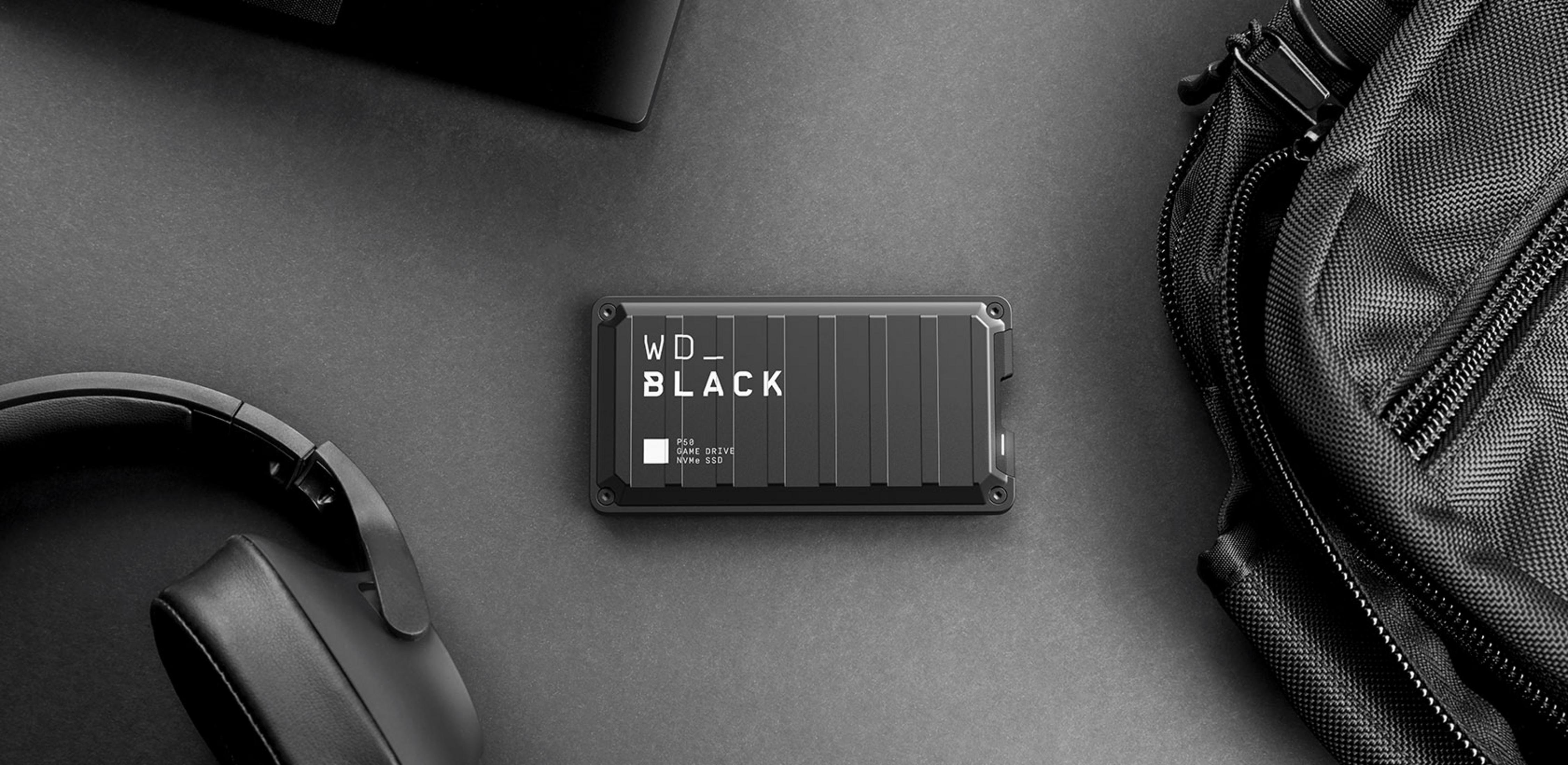 Schwarze WD_BLACK P50 Game Drive NVMe SSD mit Kopfhörern und Tasche.