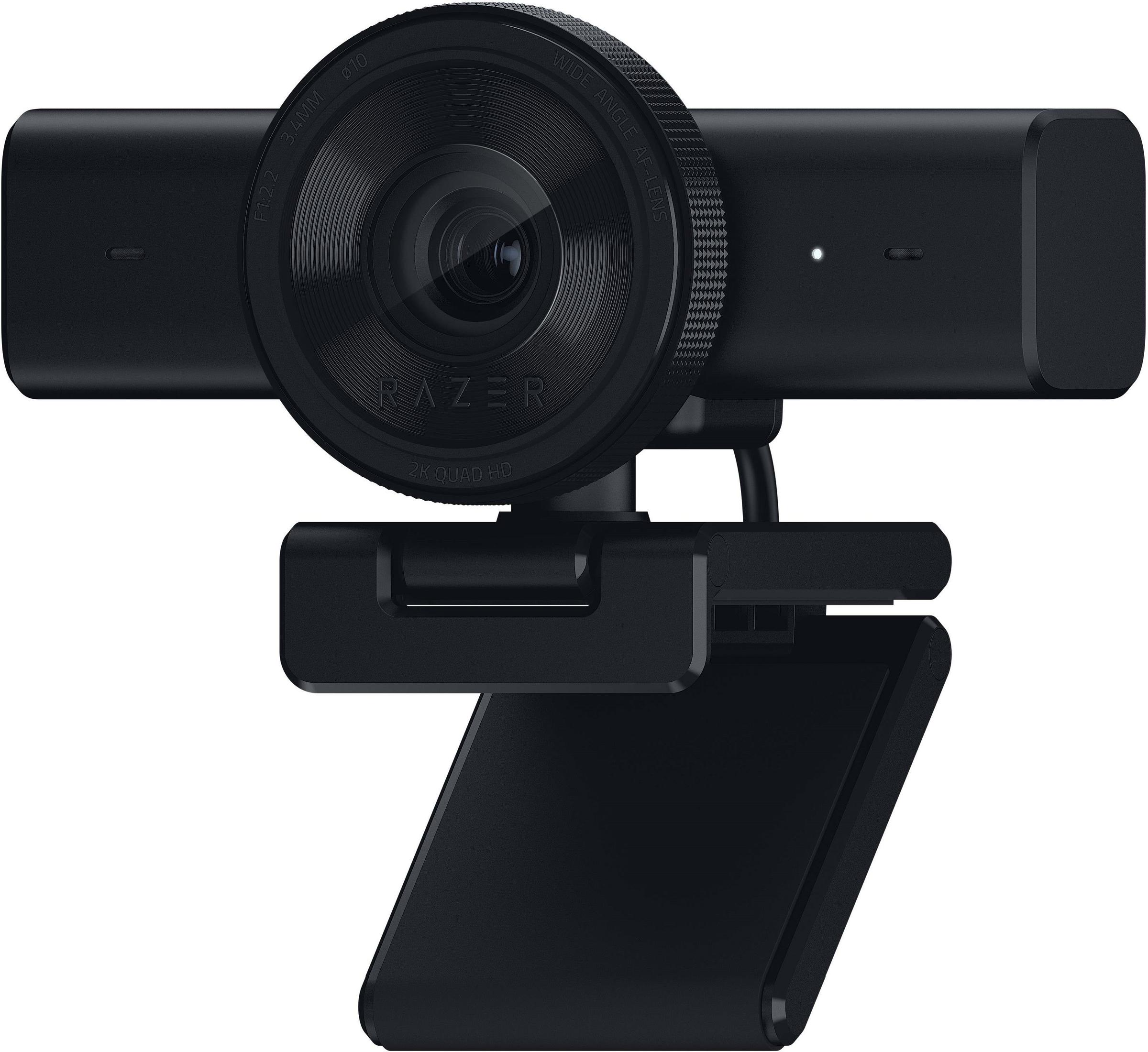 Una webcam Razer nera con obiettivo grandangolare e supporto regolabile.