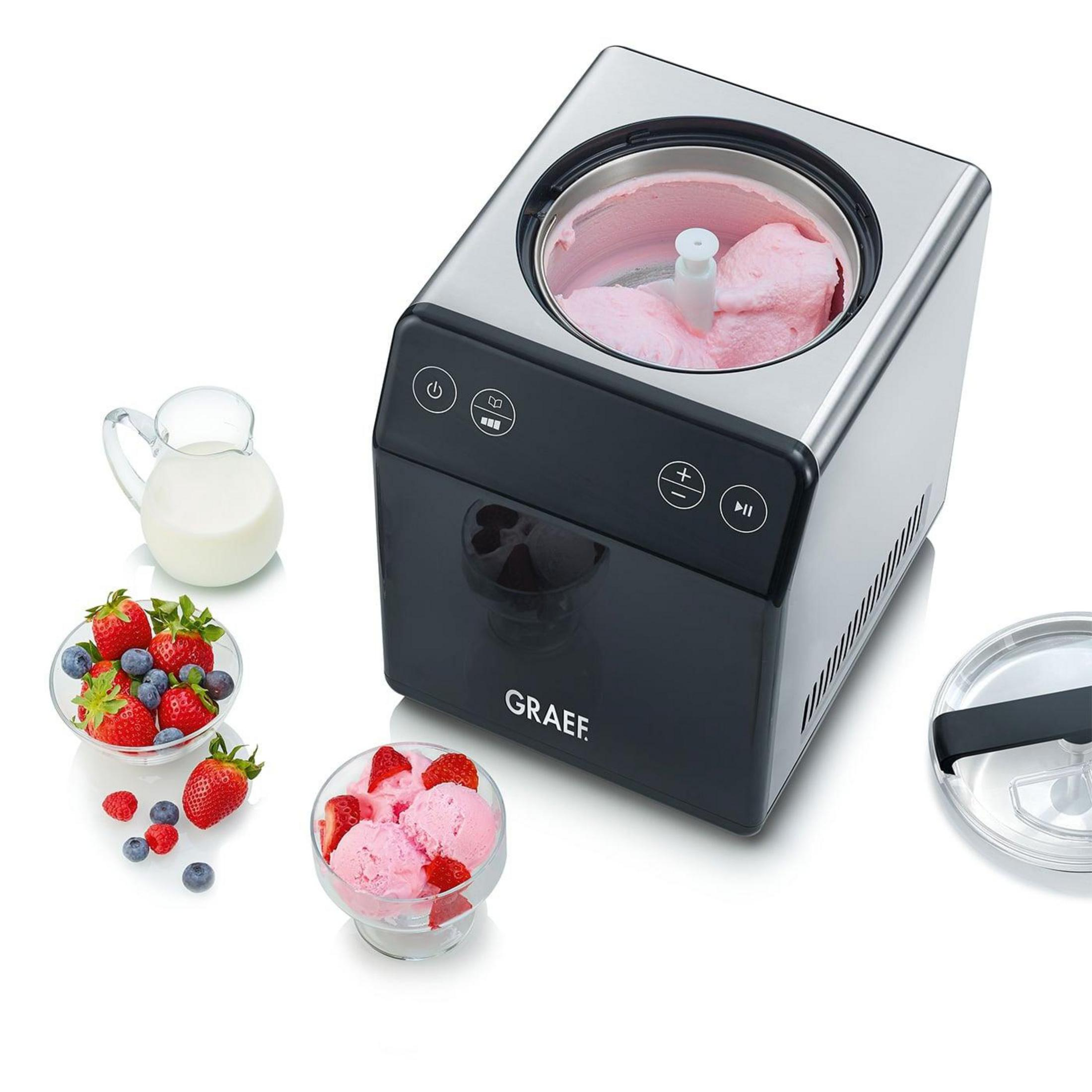 Eine Graef Eismaschine mit pinkem Eis, einem Milchkrug und Beeren.