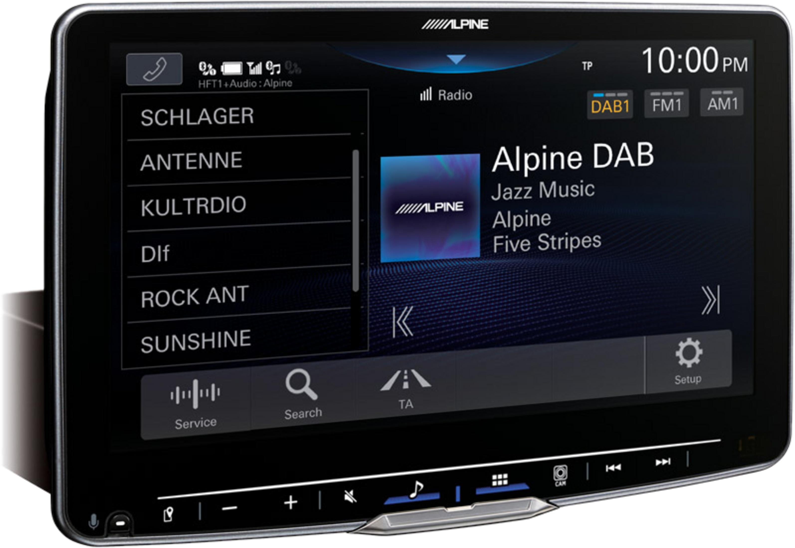 Alpine Autoradio-Bildschirm mit Musik und Radio-Infos. Zeigt "Alpine DAB".