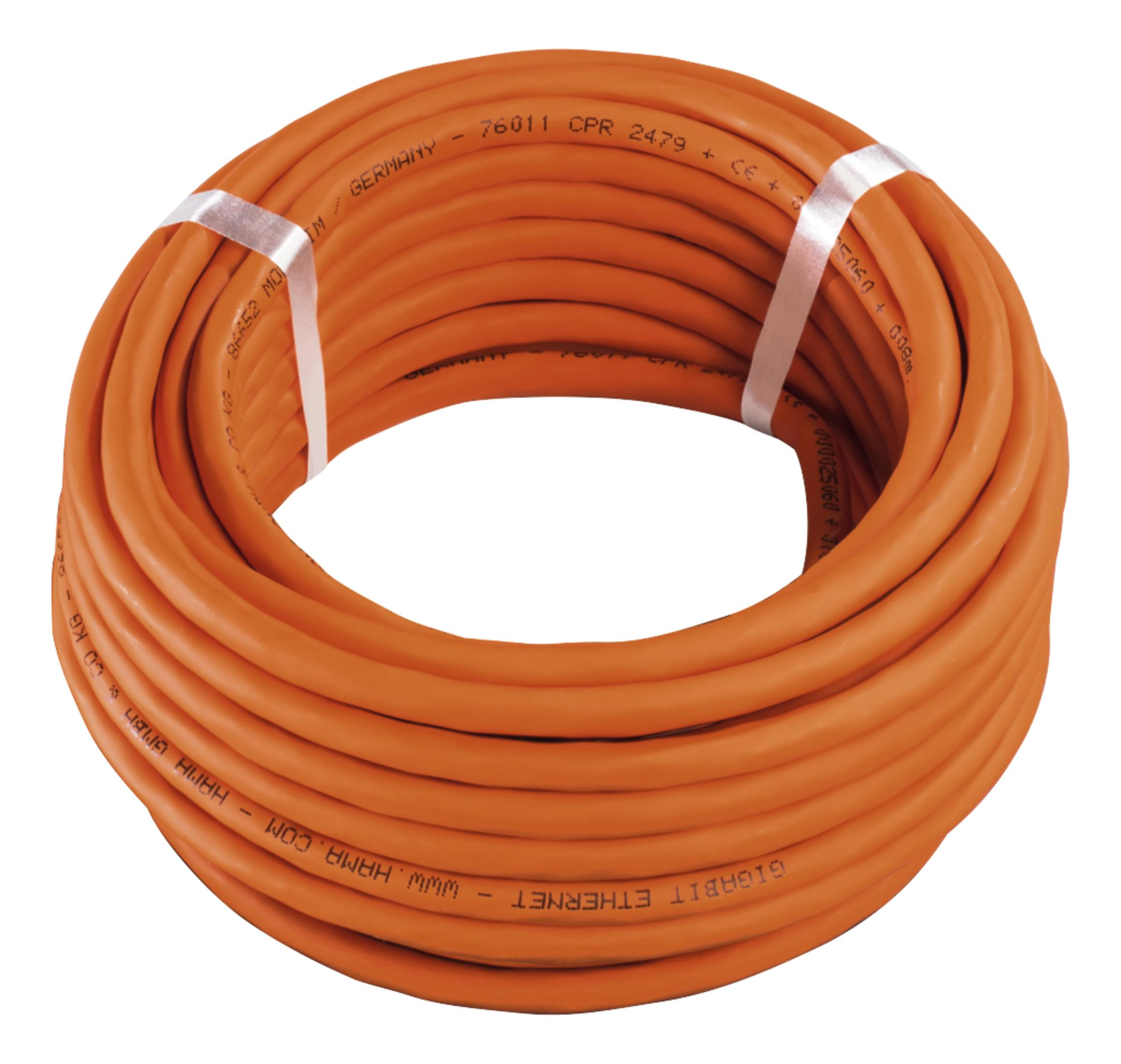 Ein aufgerolltes orangefarbenes Netzwerkkabel mit Aufdruck.