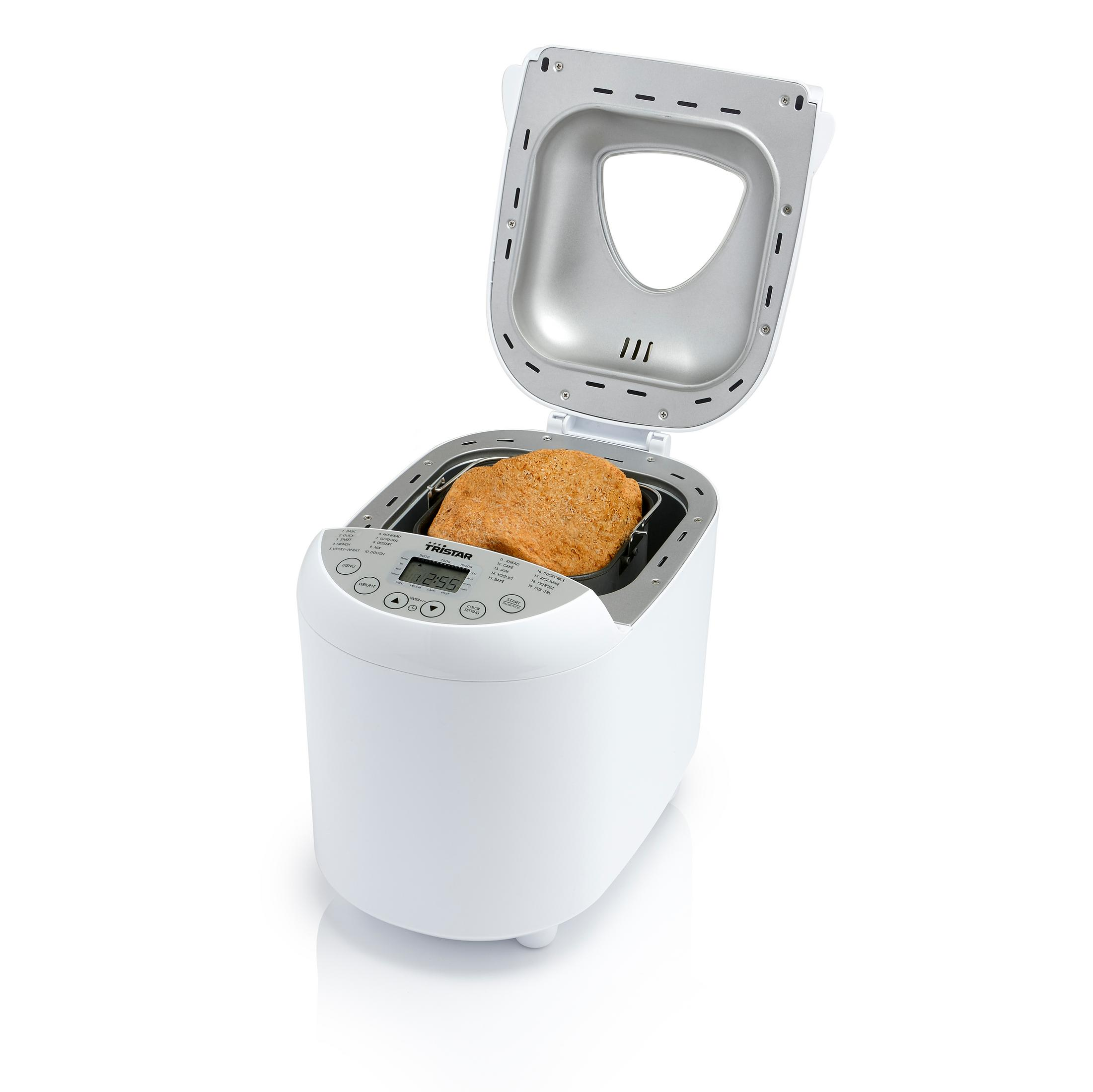 Eine weiße Brotbackmaschine mit geöffnetem Deckel und einem Laib Brot darin.