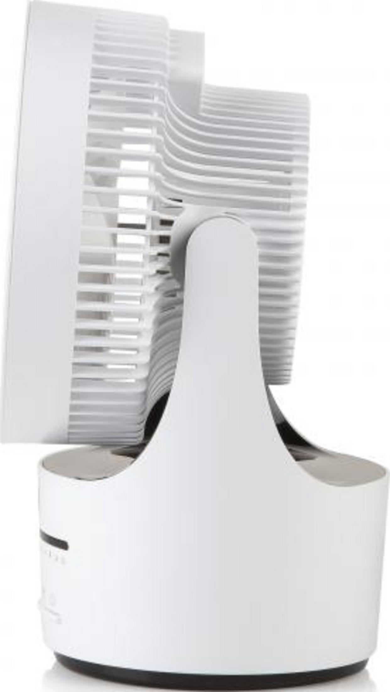 Ein weißer Ventilator mit geripptem Lüftergehäuse und einem breiten Sockel.