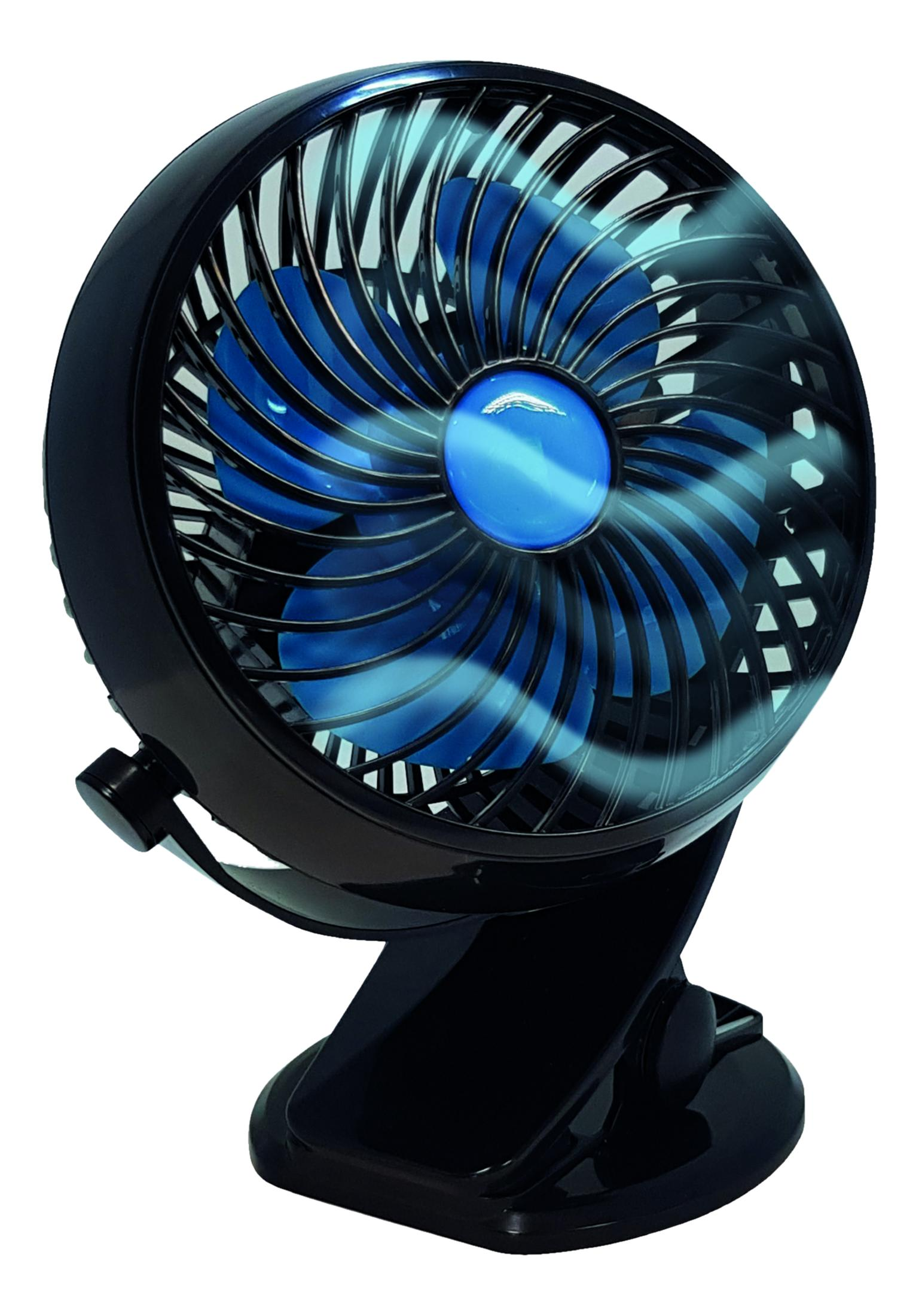Schwarzer Ventilator mit blauen Flügeln und einem drehbaren Kopf auf einem Sockel.