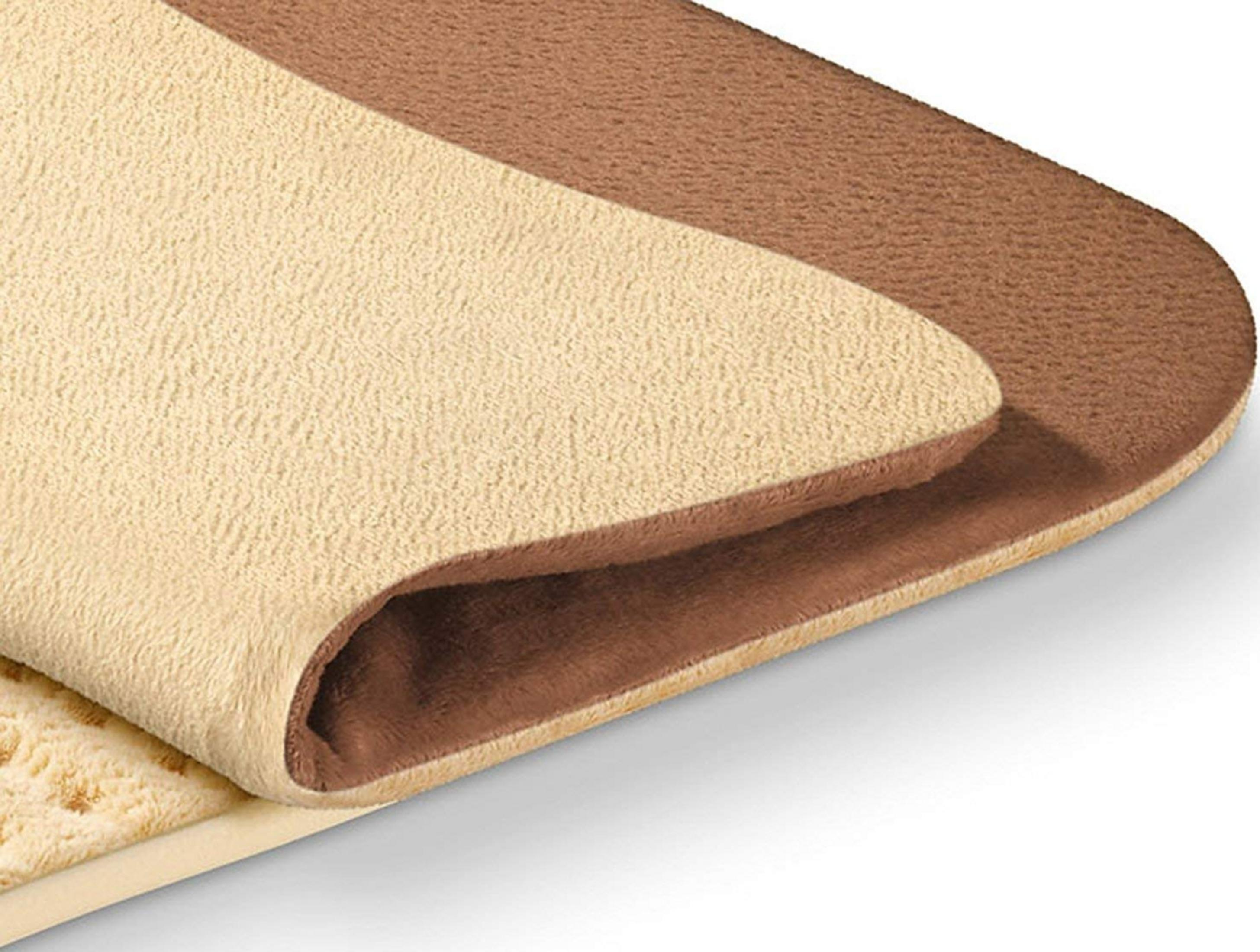 Primer plano de una alfombra con capas texturizadas beige y marrones.