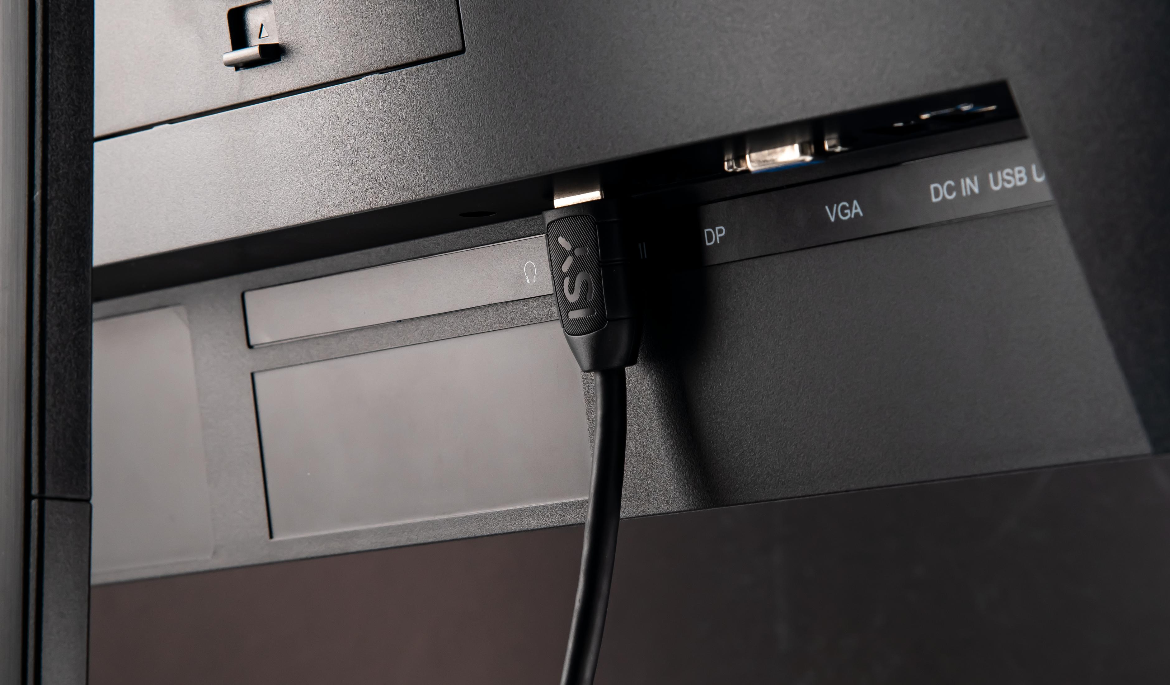 Ein schwarzes Kabel mit „YSJ“ ist in einen Monitoranschluss gesteckt.