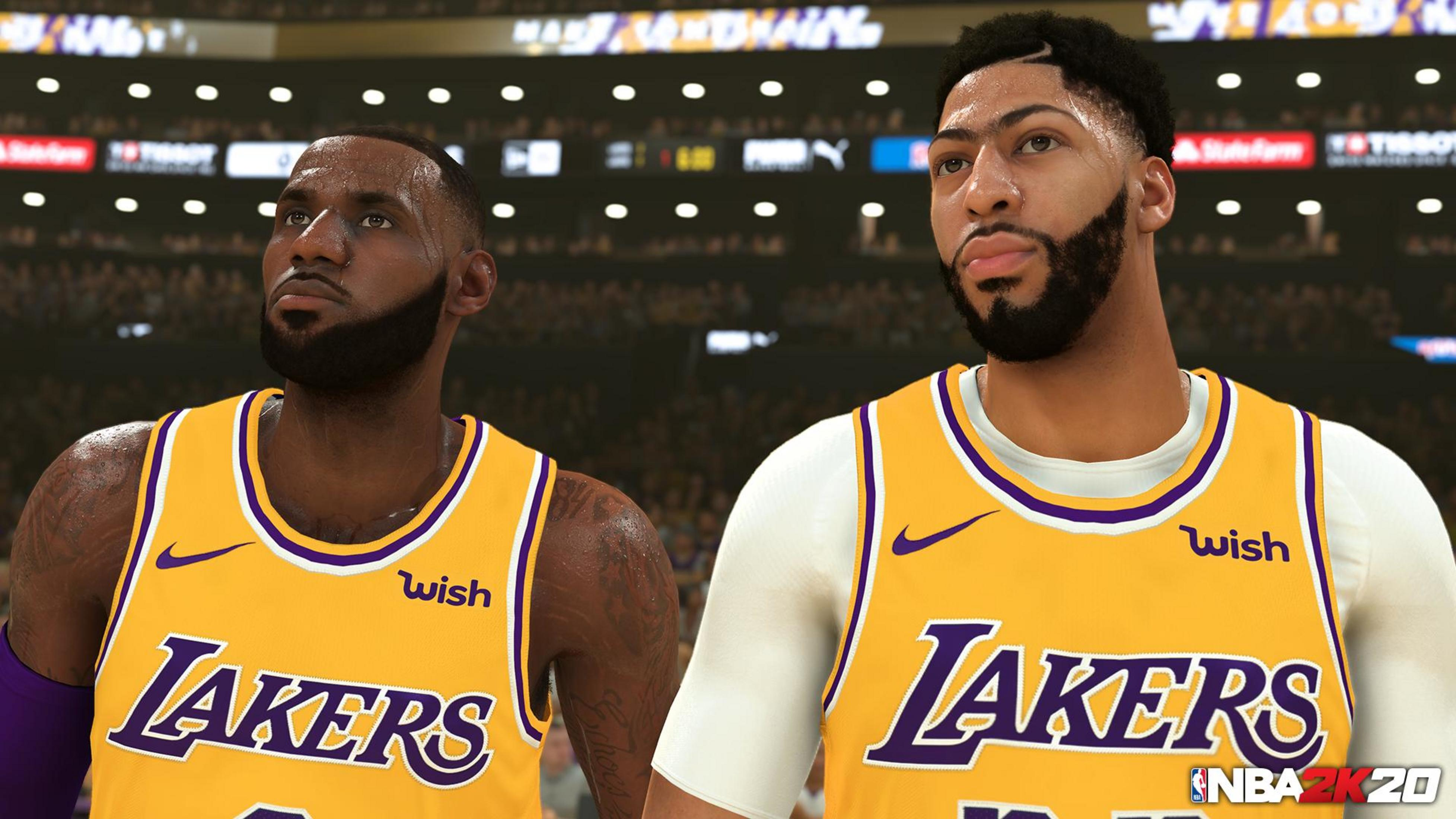 Due giocatori di basket dei Lakers, LeBron James e Anthony Davis, indossano maglie gialle.