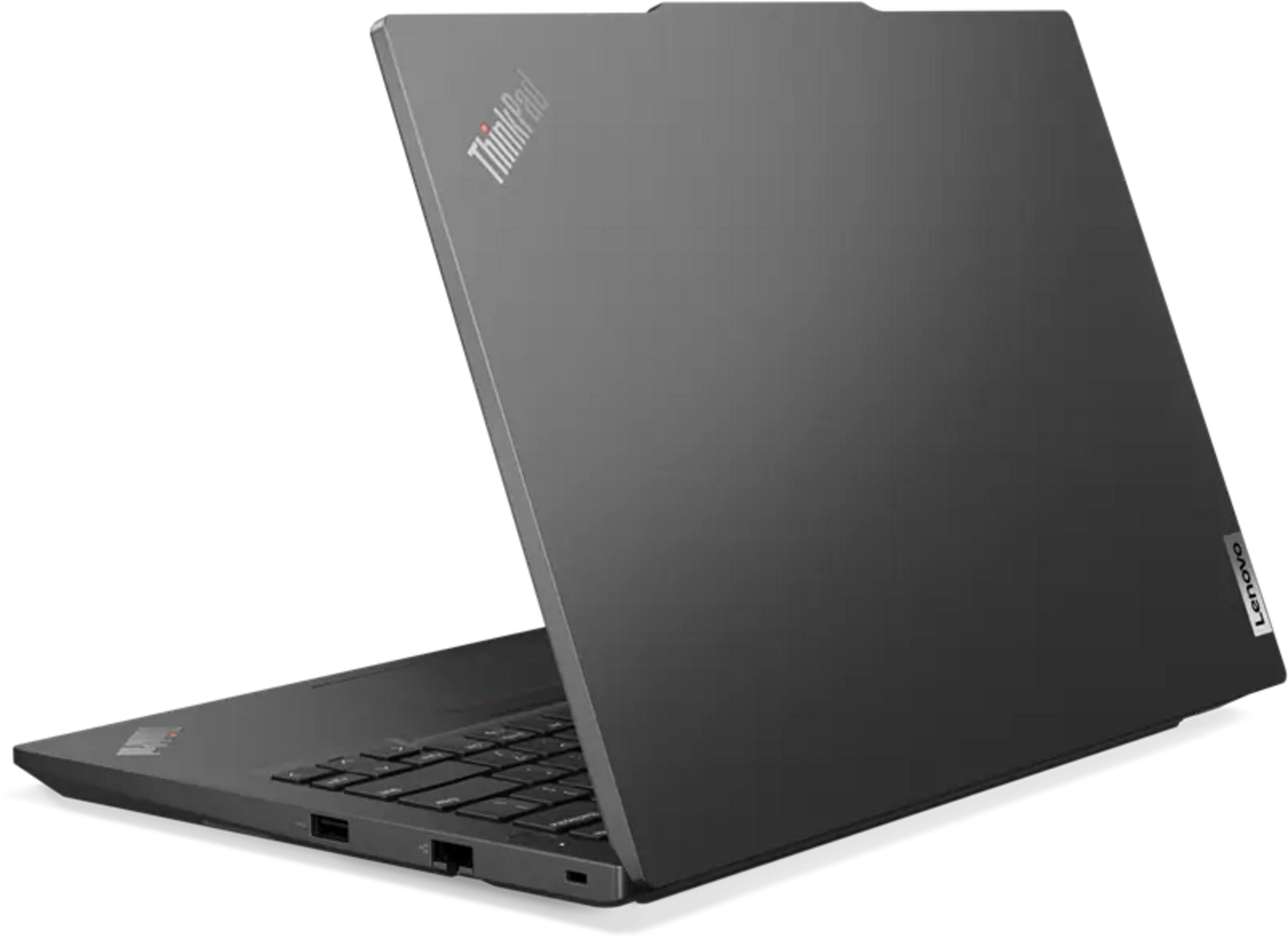 Zamknięty, ciemny laptop z logo ThinkPad na pokrywie.