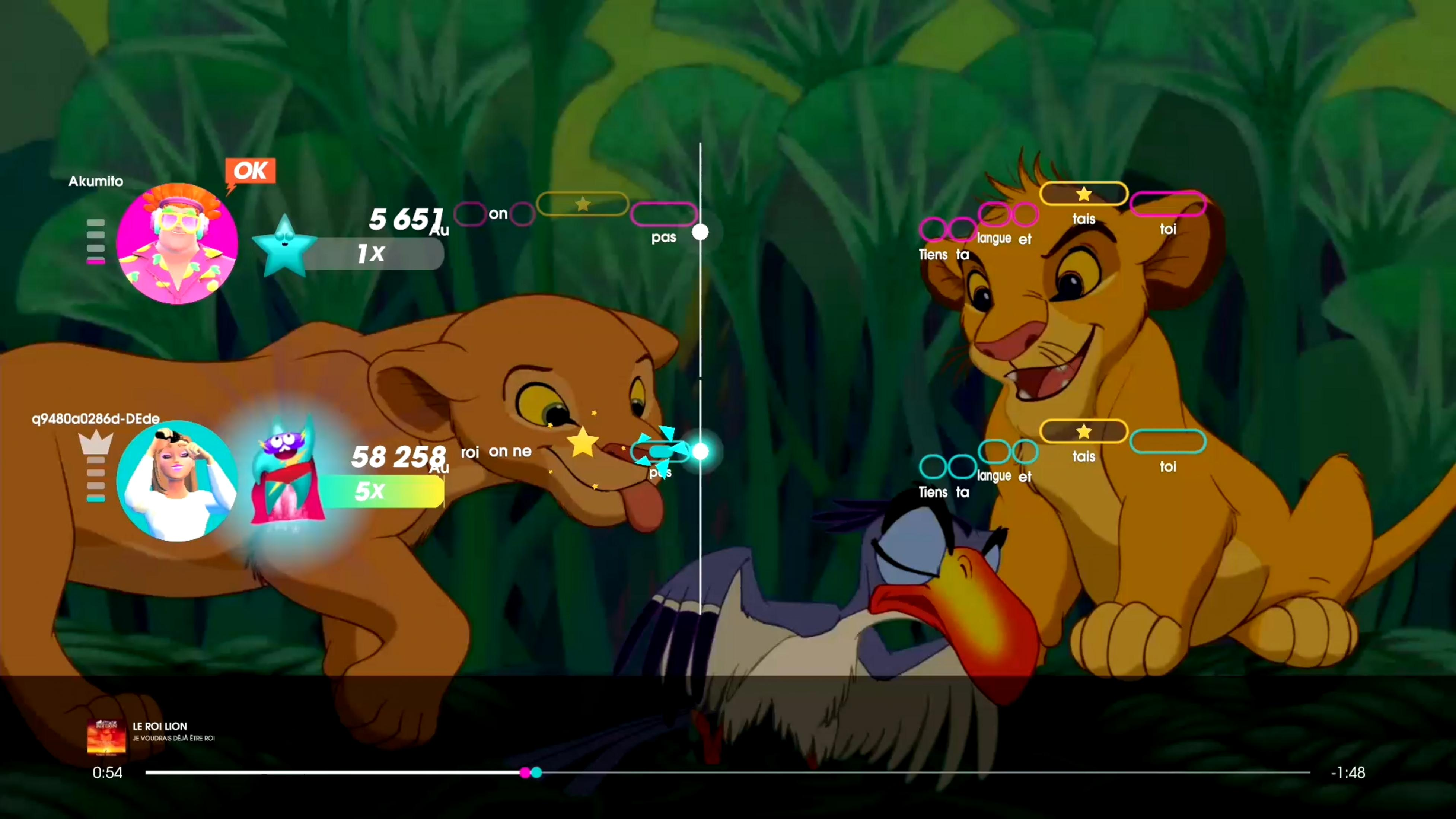 Simba e Nala cantano in un'app karaoke, Zazu osserva. Sfondo giungla. Punteggio visibile.