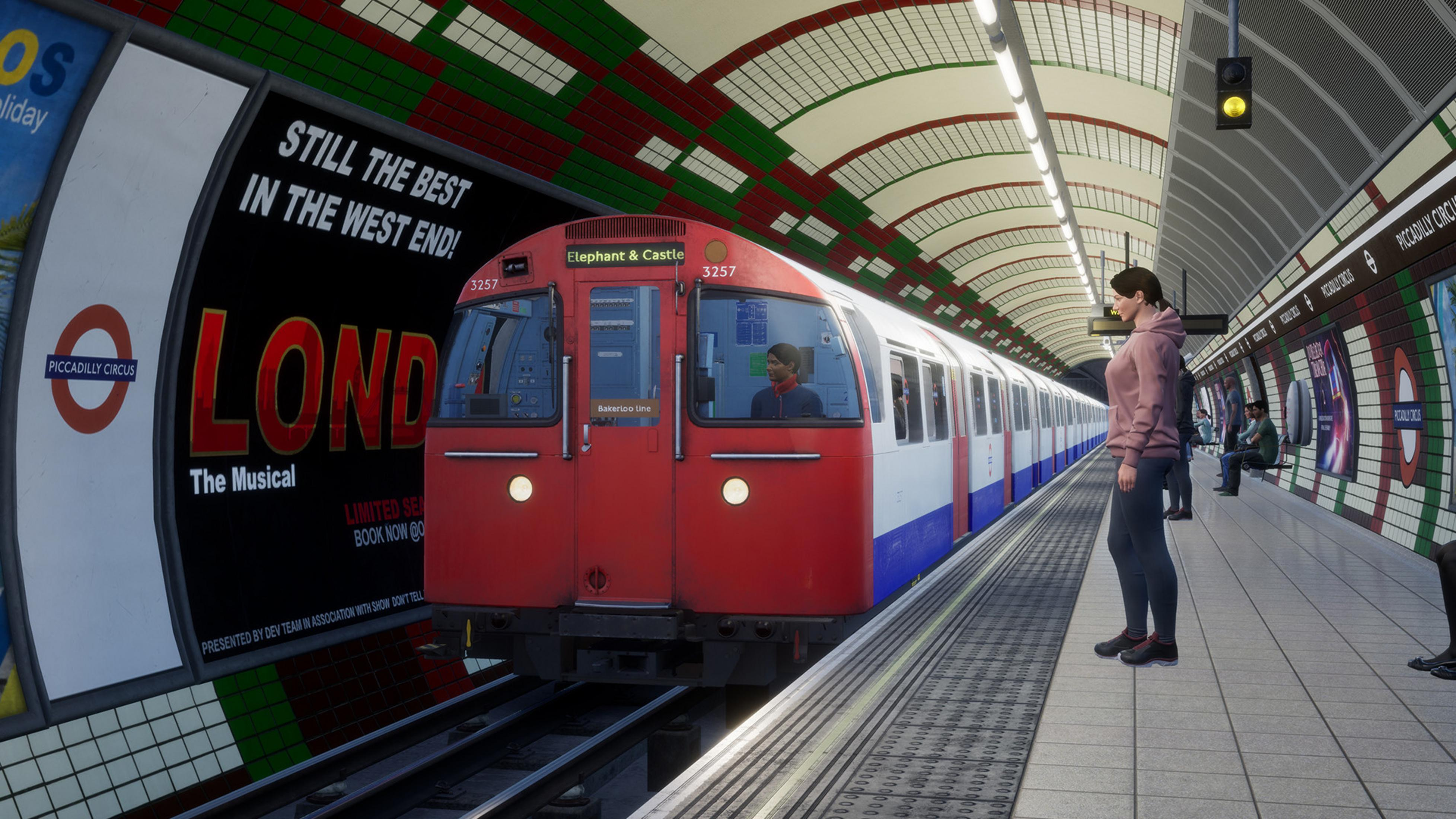 Ein roter Londoner U-Bahn-Zug steht an einem Bahnsteig mit Werbung und wartenden Fahrgästen.