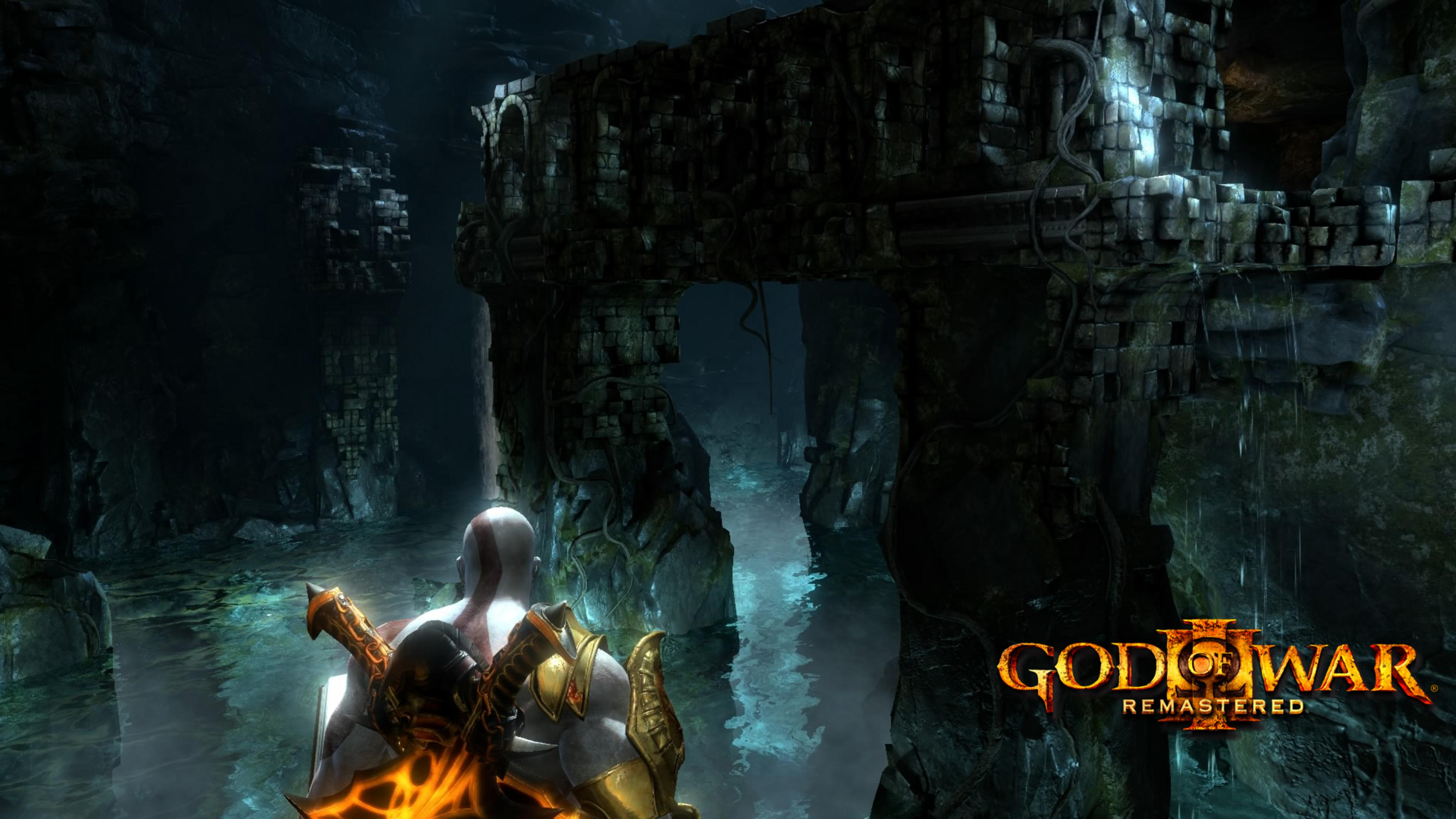 Kratos stoi przed skalistym łukiem w jaskini z niebieską wodą.