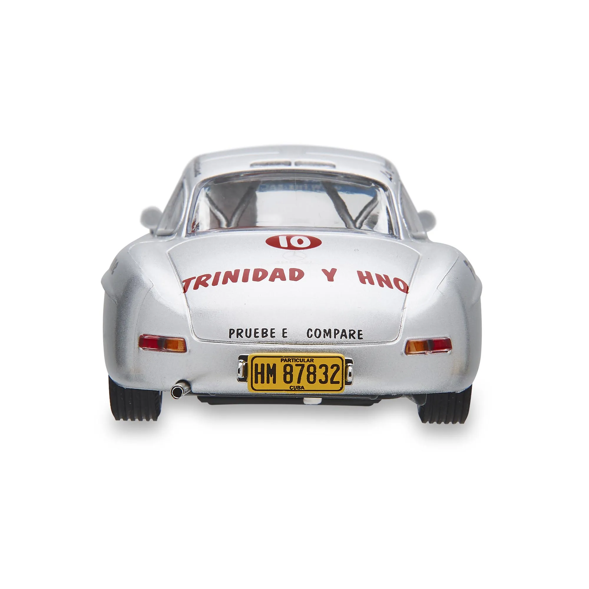 Coche modelo plateado con letras rojas "TRINIDAD Y HNO" y matrícula.