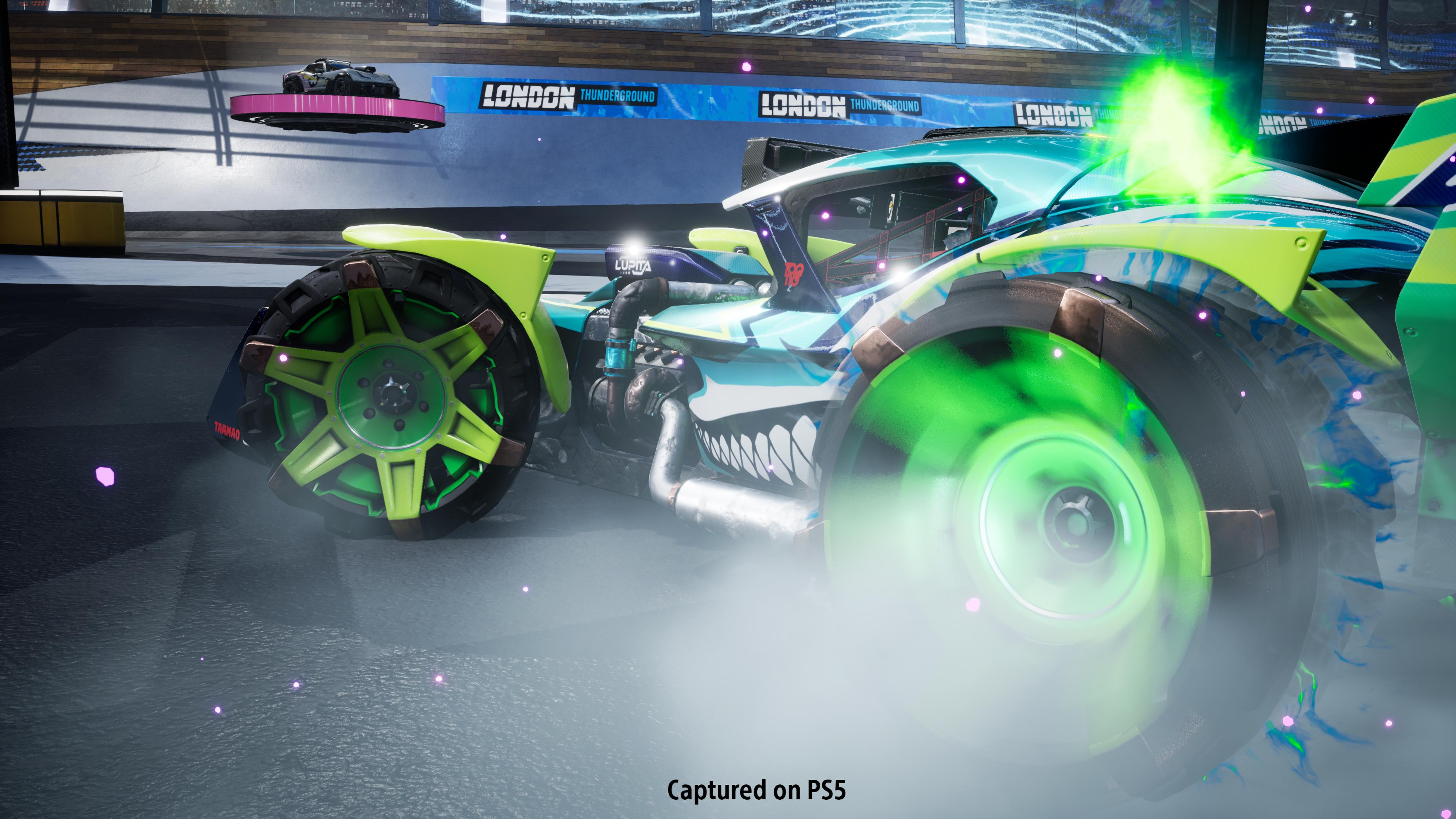 Ein futuristisches Auto mit neongrünen Rädern und Akzenten, das grüne Energie ausstößt, rast auf einer rauchigen Strecke.