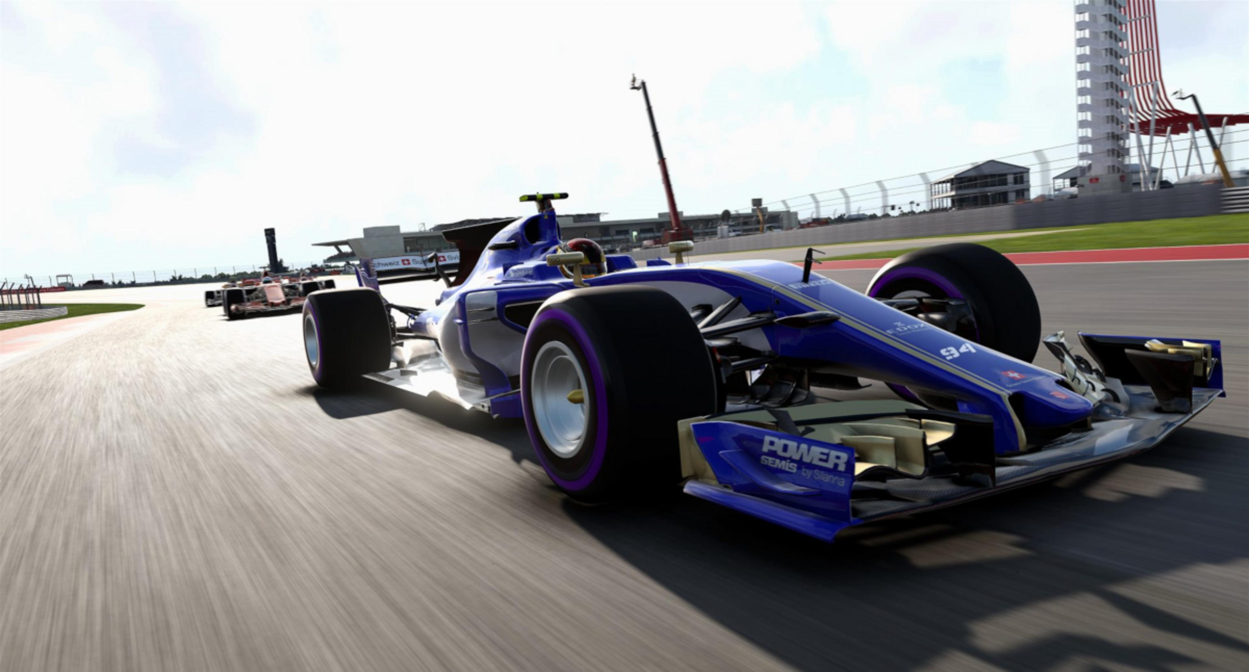 Un'auto da corsa di F1 blu con accenti viola su una pista.