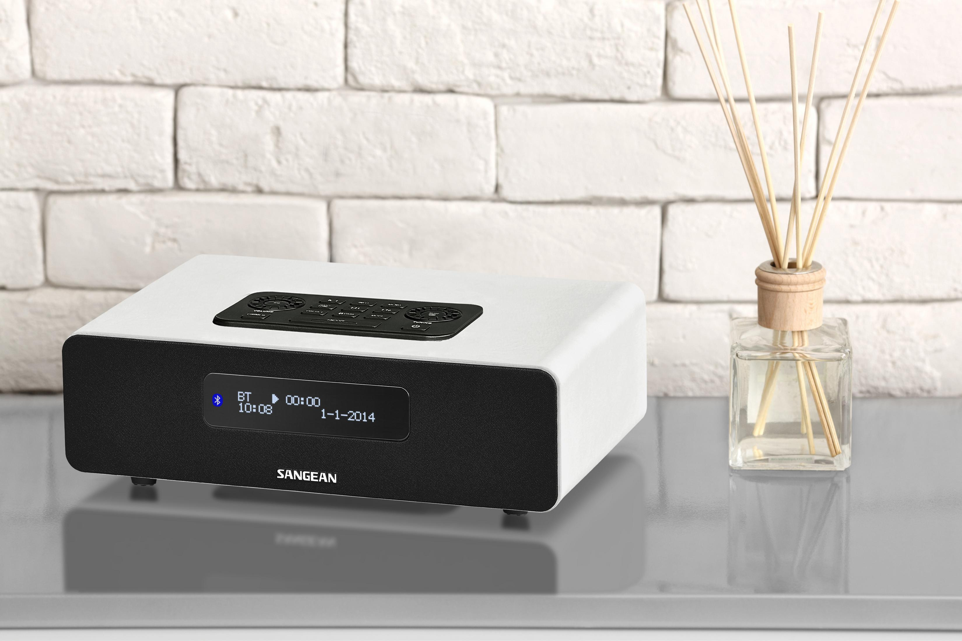 Ein weißer Sangean-CD-Player mit schwarzem Display und Bedienelementen auf der Oberseite.