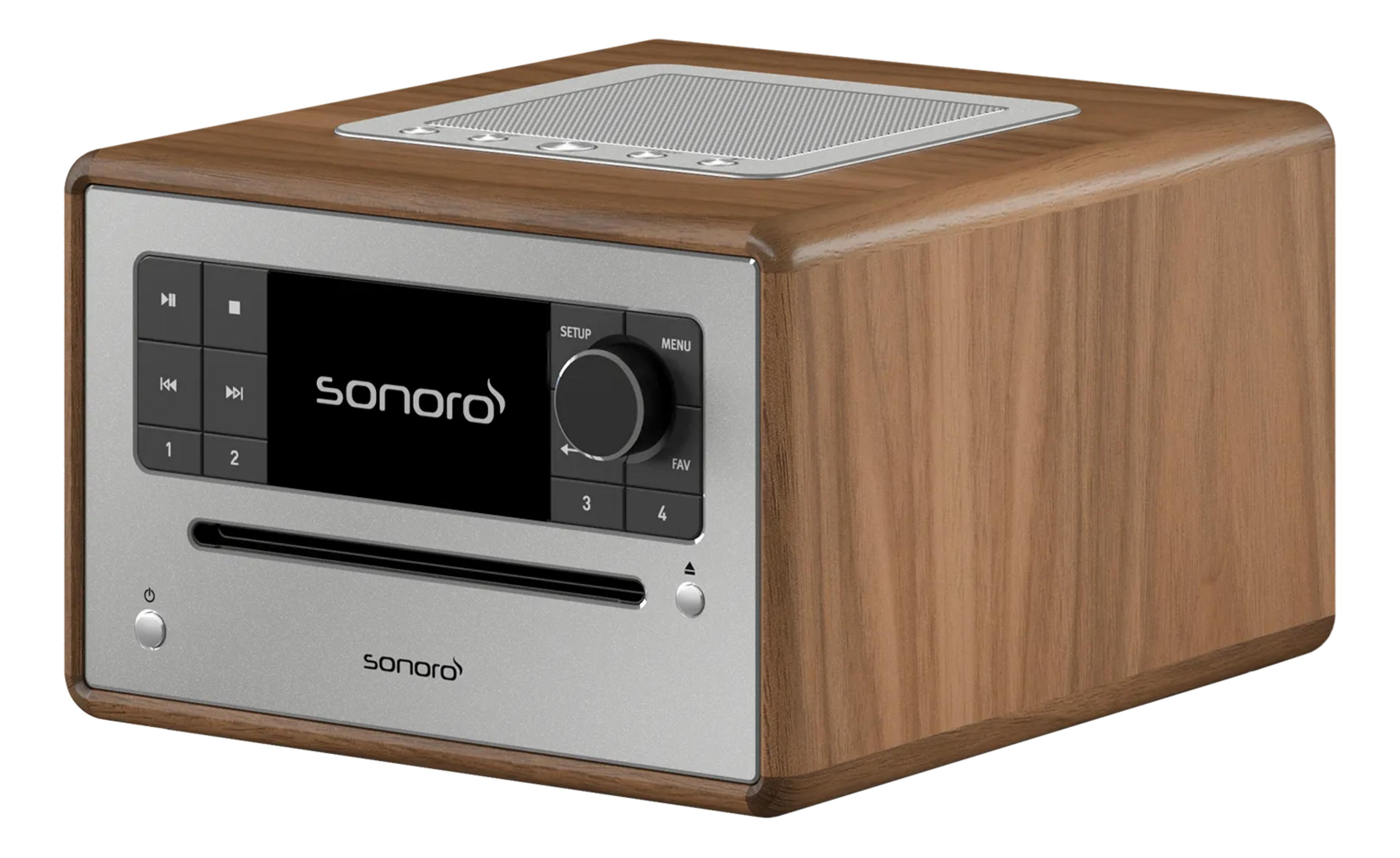 Een compacte houten stereo-installatie met zilverkleurig frontpaneel, zwart display en knoppen.