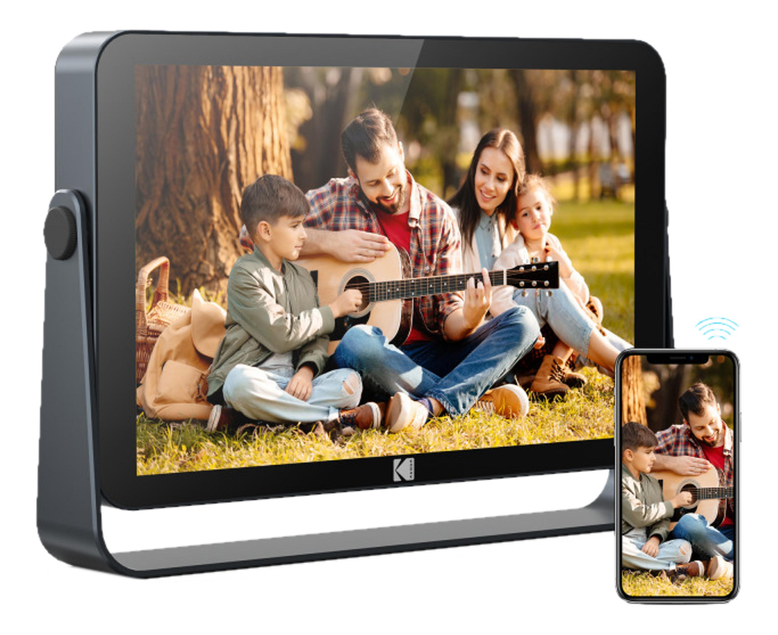 Familie spielt Gitarre im Park, gezeigt auf einem Tablet und Smartphone.