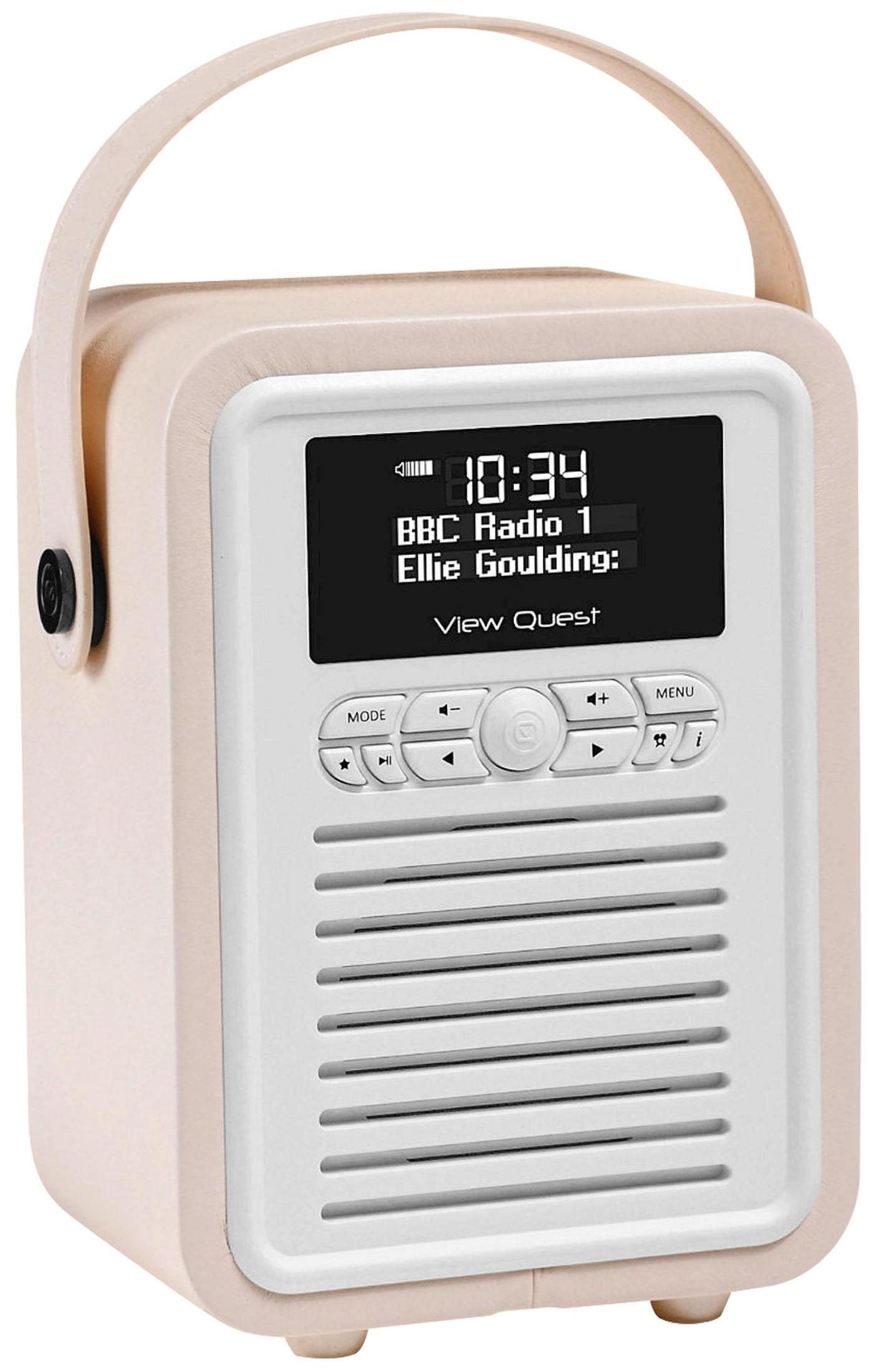 Ein beigefarbener tragbarer Radio mit schwarzem Display zeigt 10:34 Uhr, BBC Radio 1.