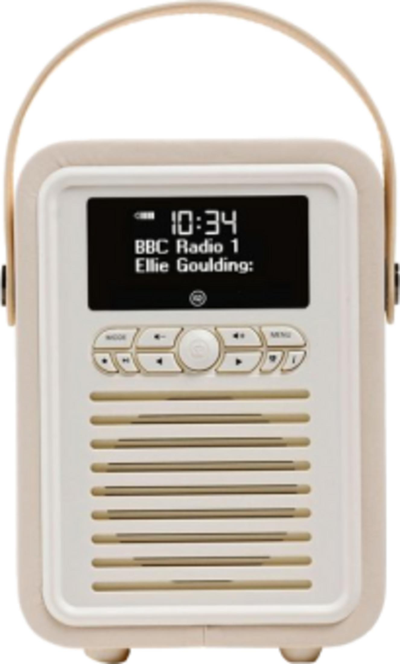 Ein beiger tragbarer Digitalradio mit einem schwarzen Bildschirm, der 10:34 anzeigt.
