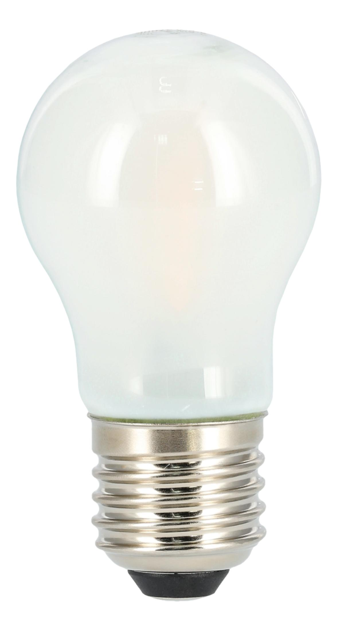 Eine mattierte LED-Glühbirne mit silbernem Schraubsockel auf weißem Grund.