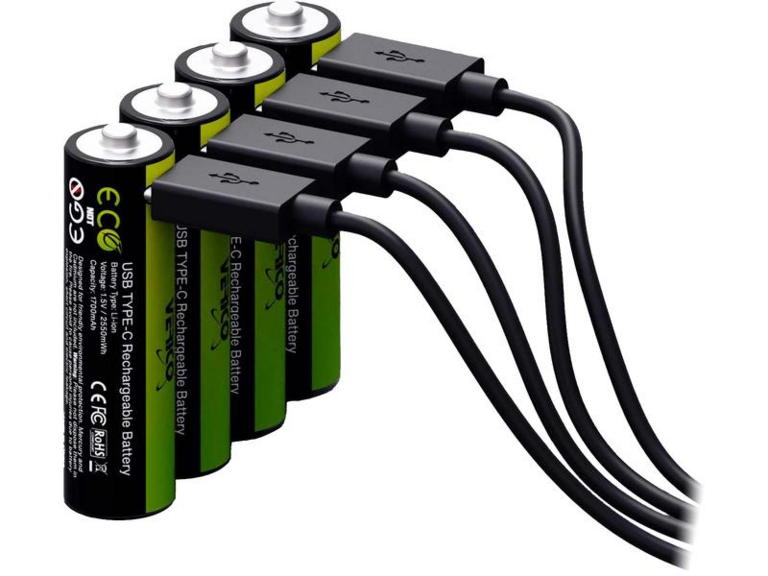 Vier grüne wiederaufladbare Batterien, verbunden mit schwarzen USB-C-Kabeln.