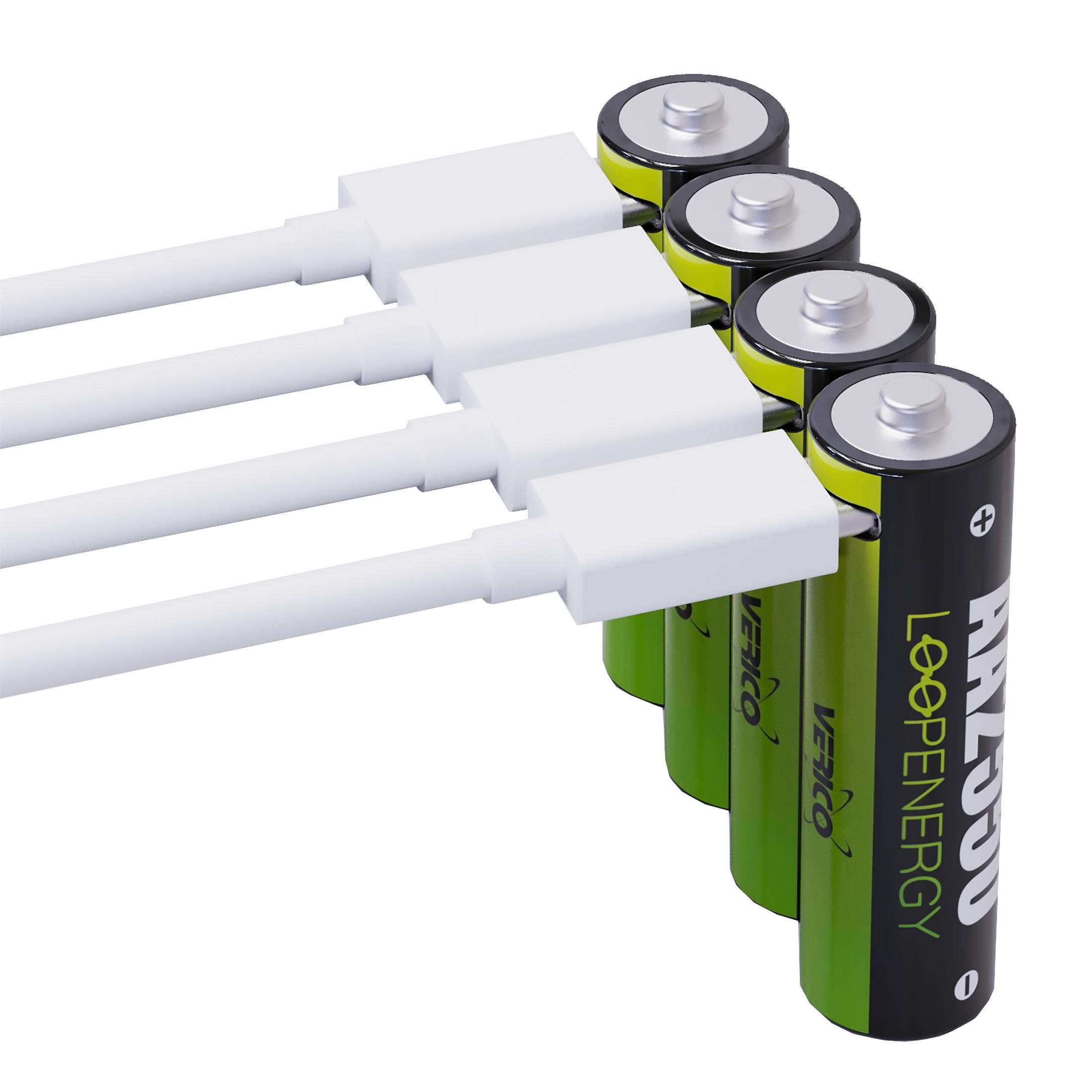 Vier grüne Batterien mit weißen Ladekabeln, die an ihren Spitzen angeschlossen sind.