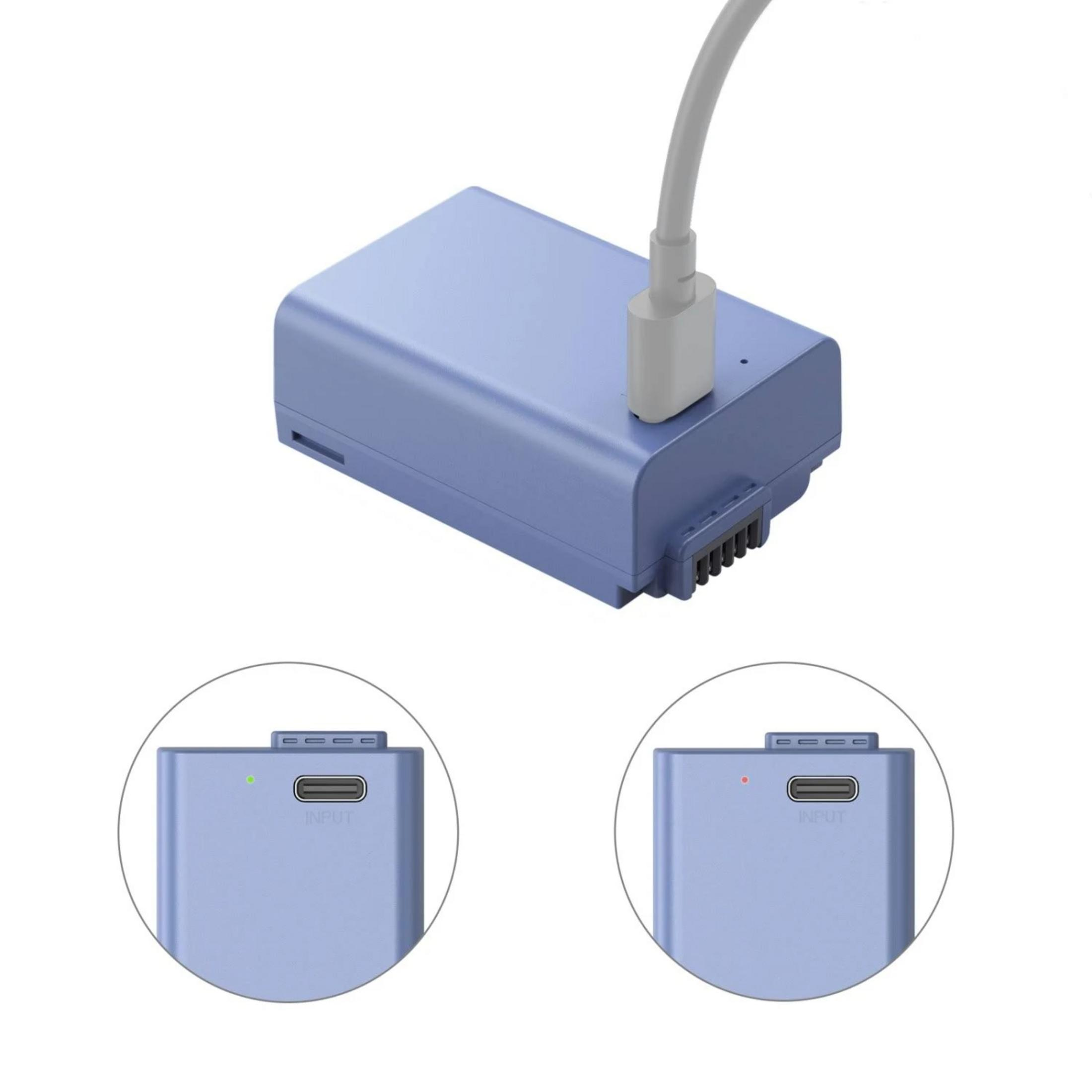 Ein blaues Akku mit einem grauen Kabel, das eingesteckt ist.