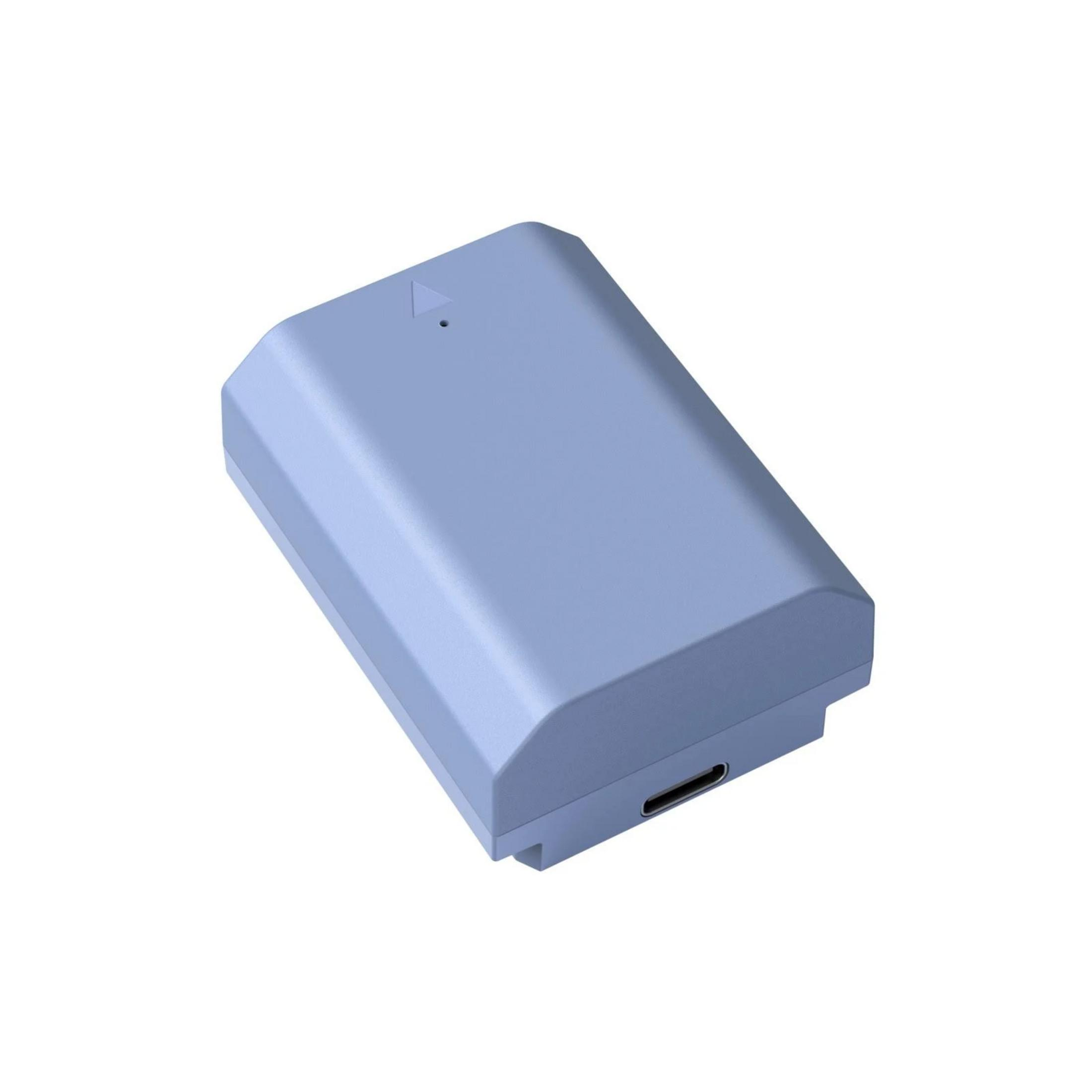 Ein blaues rechteckiges Objekt mit einem USB-C-Anschluss und einem kleinen Dreieck.