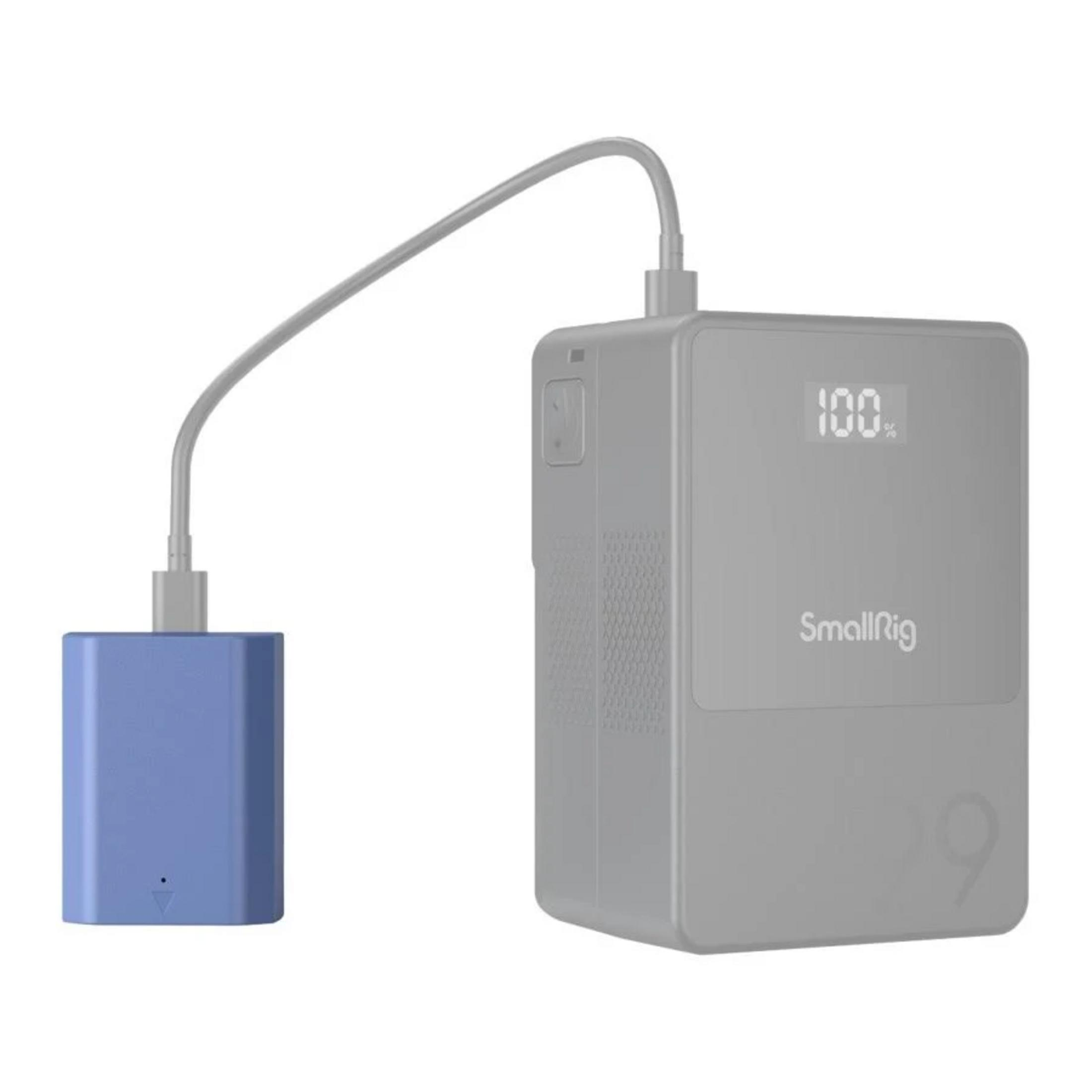 Un dispositivo blu è collegato a un power bank SmallRig grigio tramite un cavo grigio.