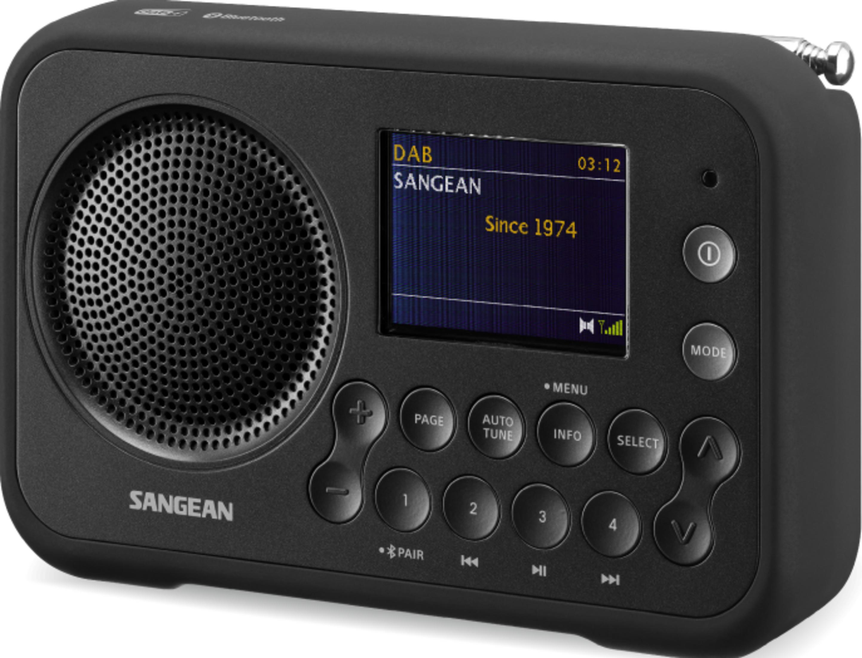Une radio DAB Sangean noire avec haut-parleur, écran et boutons de commande.