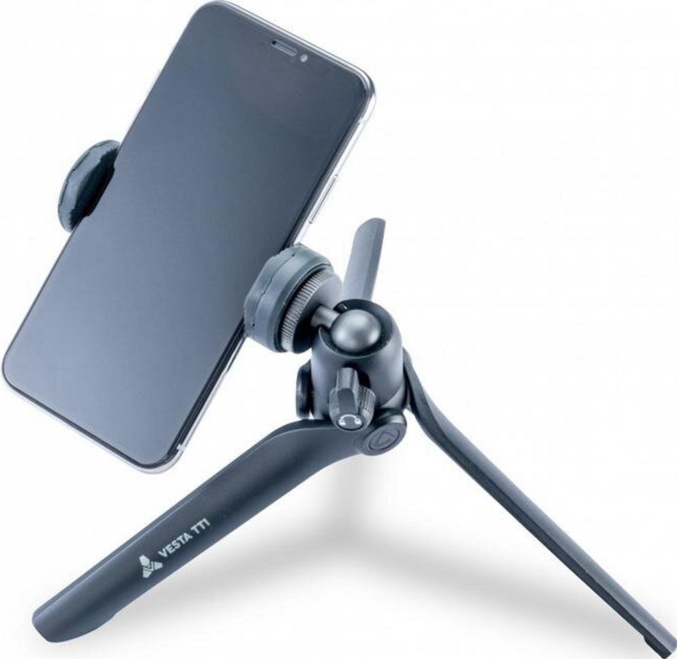 Un teléfono inteligente negro es sostenido por un mini trípode con rótula.