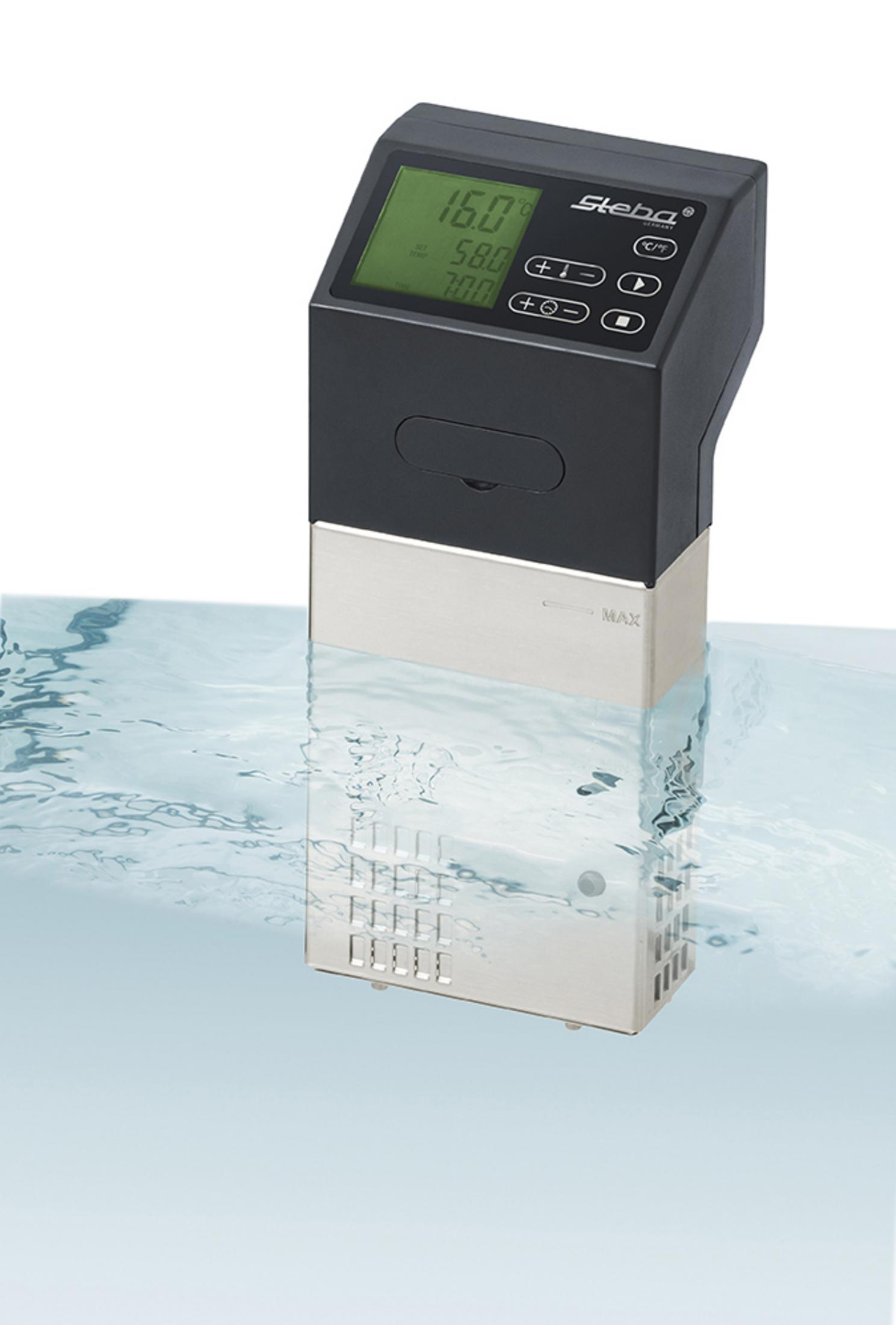 Ein Sous-Vide-Garer mit schwarzem Digitaldisplay und Metallgehäuse taucht in Wasser ein.