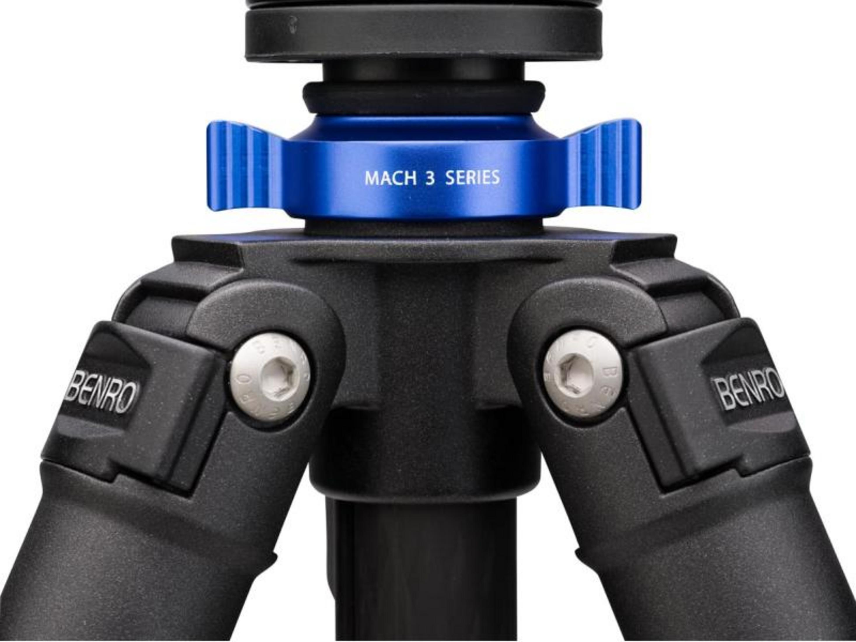 Gros plan d'un trépied d'appareil photo noir avec des boutons de réglage bleus et du texte.