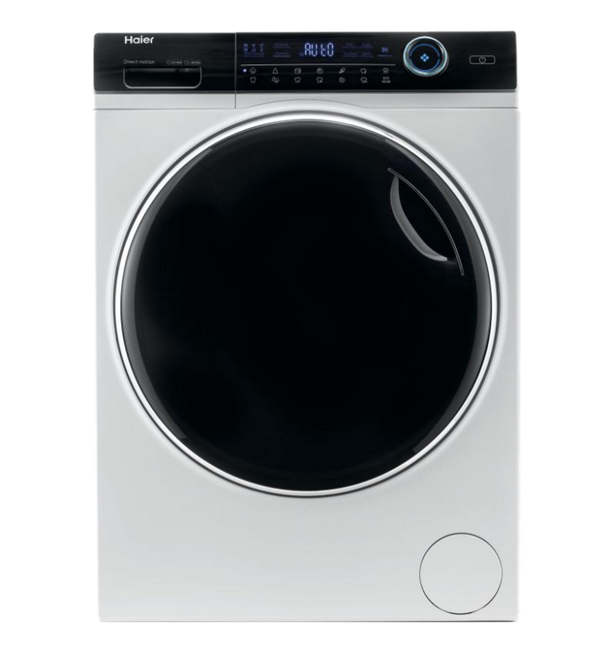 Siyah kapılı ve dijital ekranlı beyaz bir Haier çamaşır makinesi.
