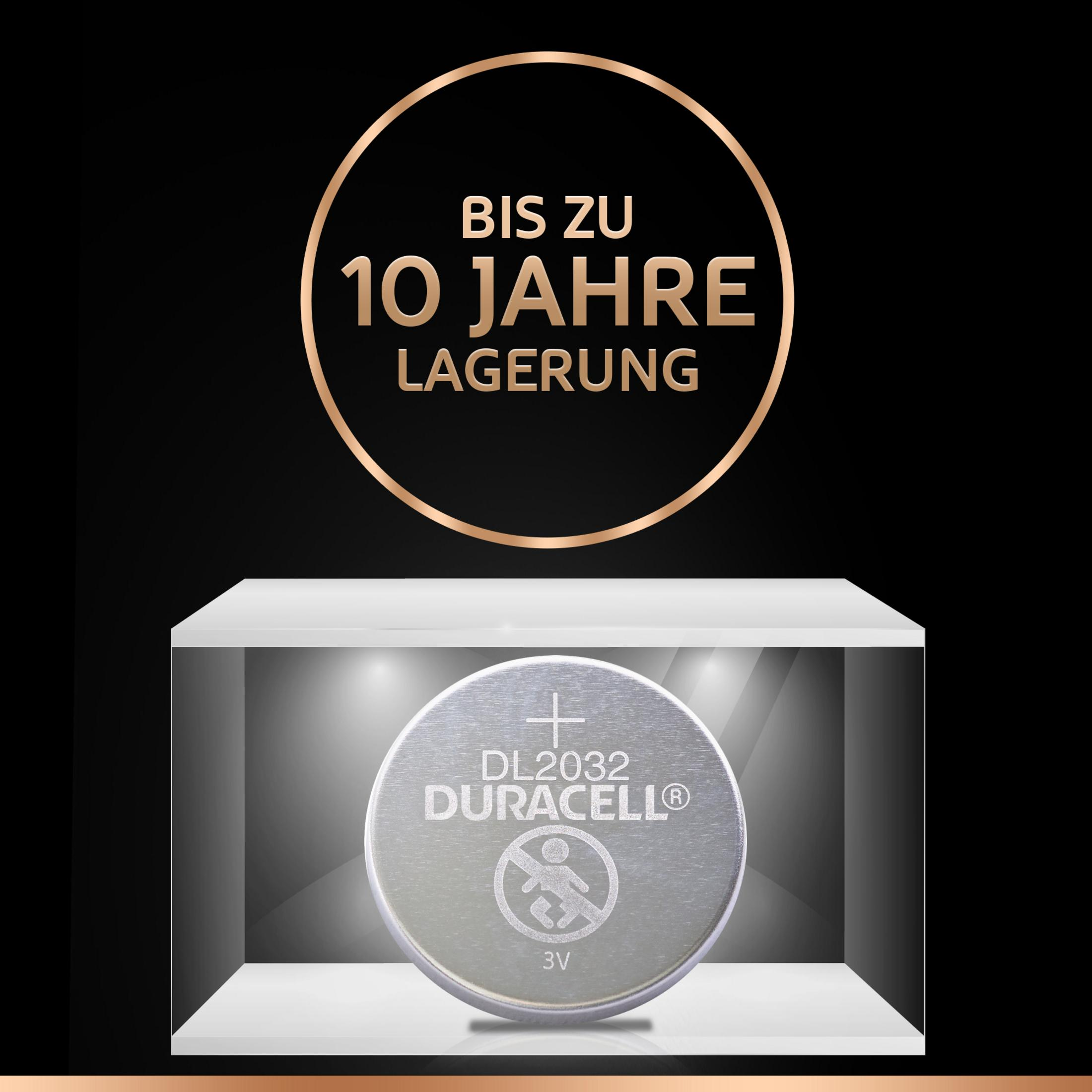 Eine Duracell DL2032 Batterie wird auf einem weißen Podest präsentiert.