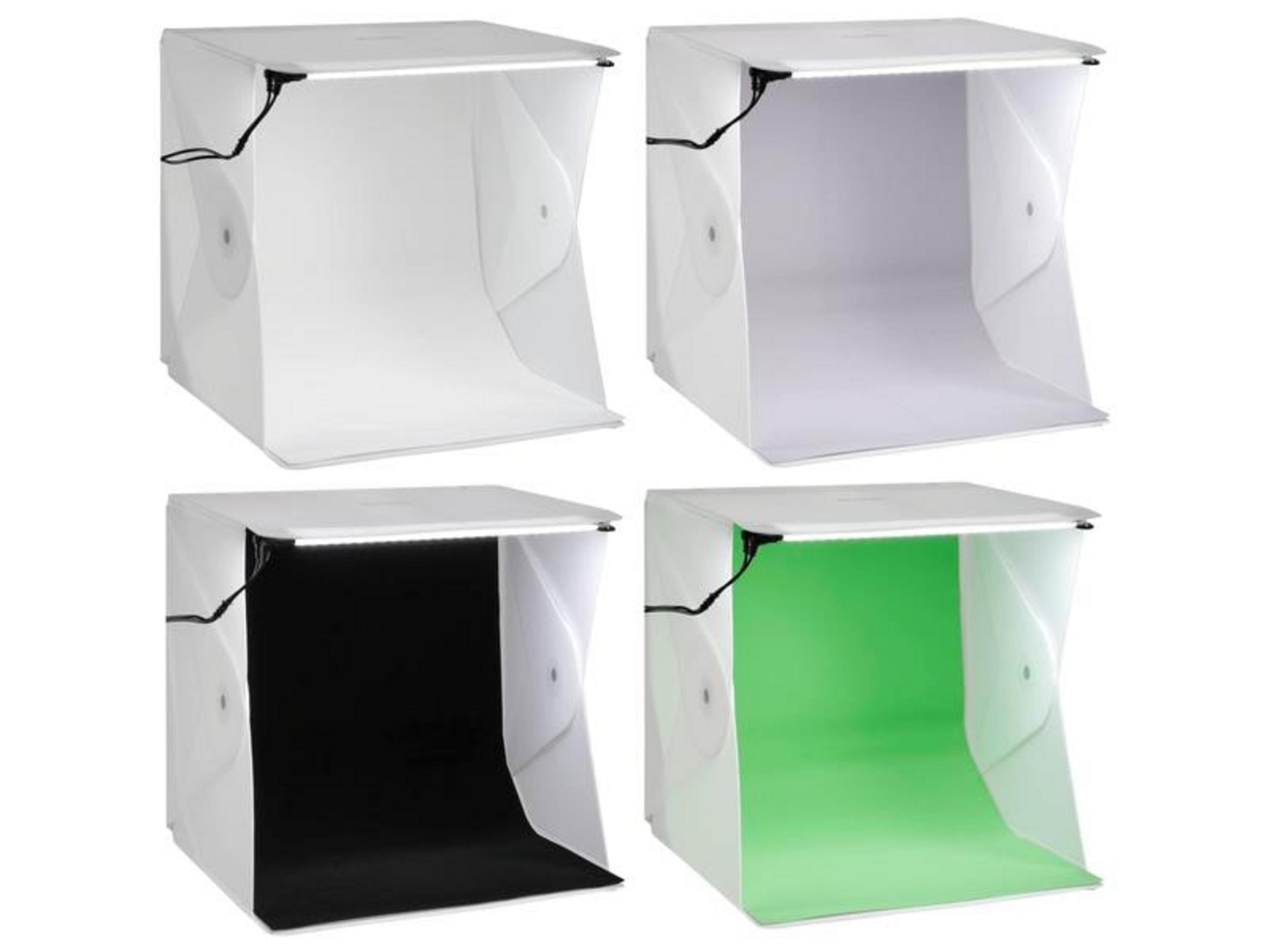 Vier aufgestellte Fotoboxen mit weißen, schwarzen und grünen Hintergründen.