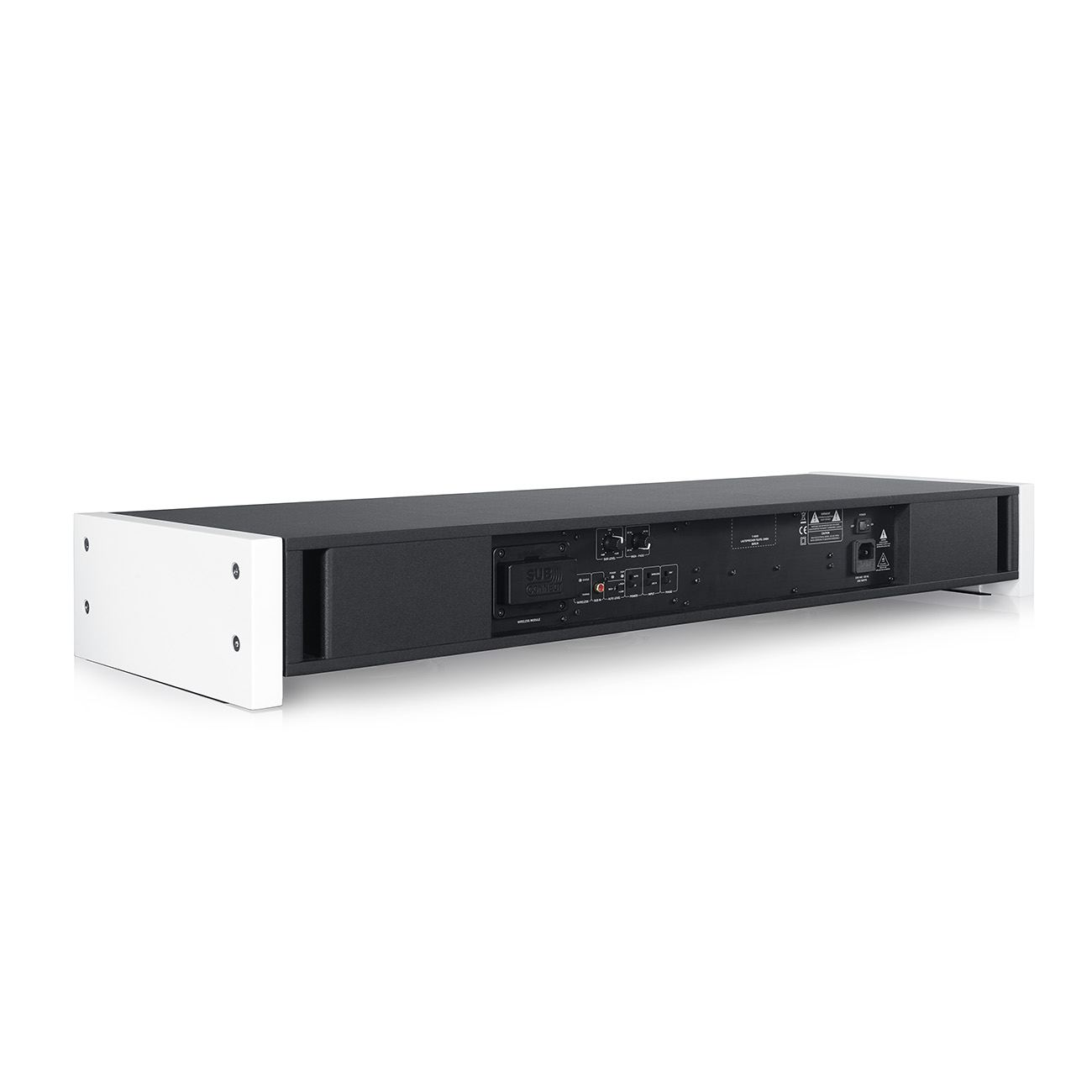Ein schwarzer Subwoofer mit weißem Gehäuse, Rückseite mit Anschlüssen.