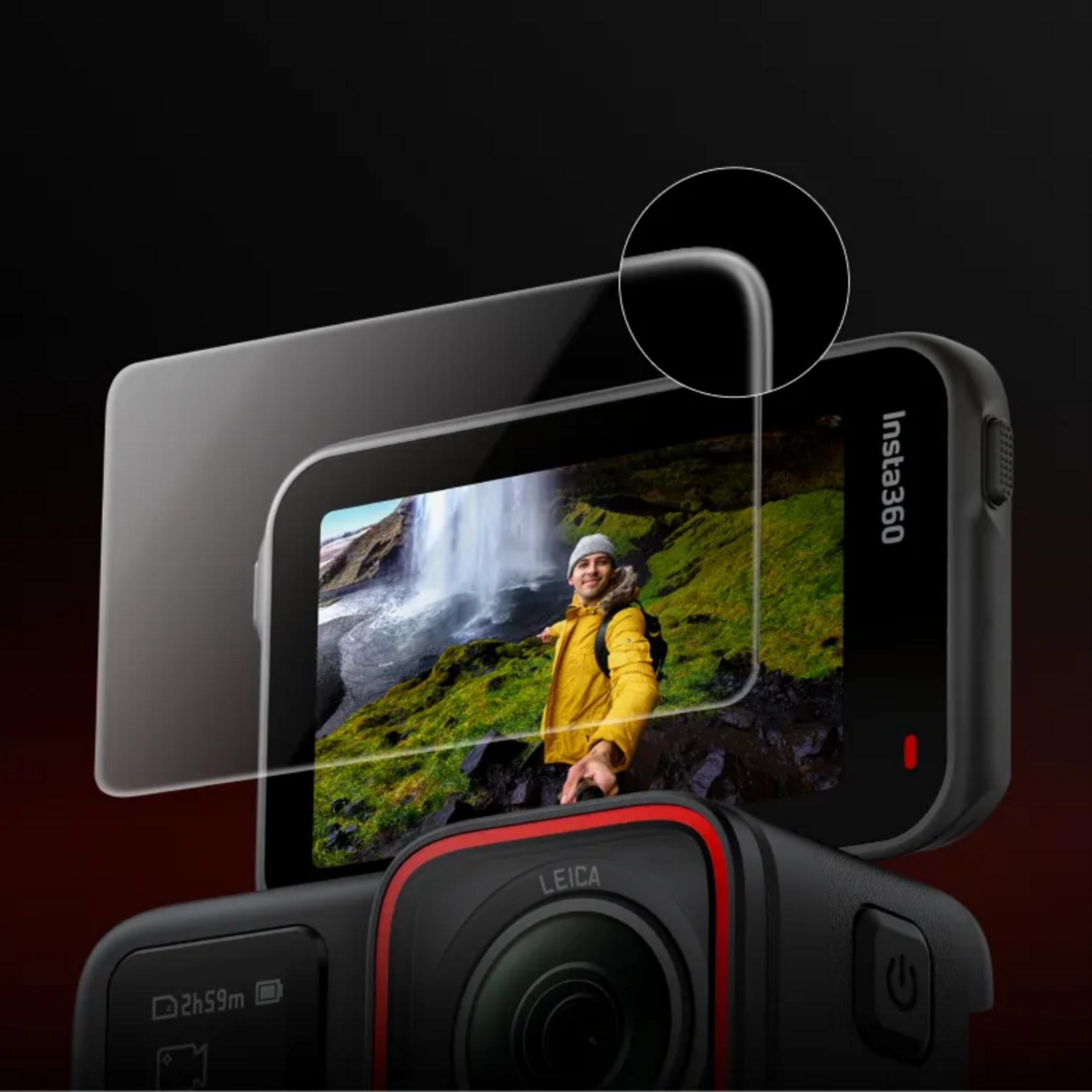 Ekran kamery Insta360 pokazuje mężczyznę w żółtej kurtce przy wodospadzie. Poniżej aparat z obiektywem Leica.