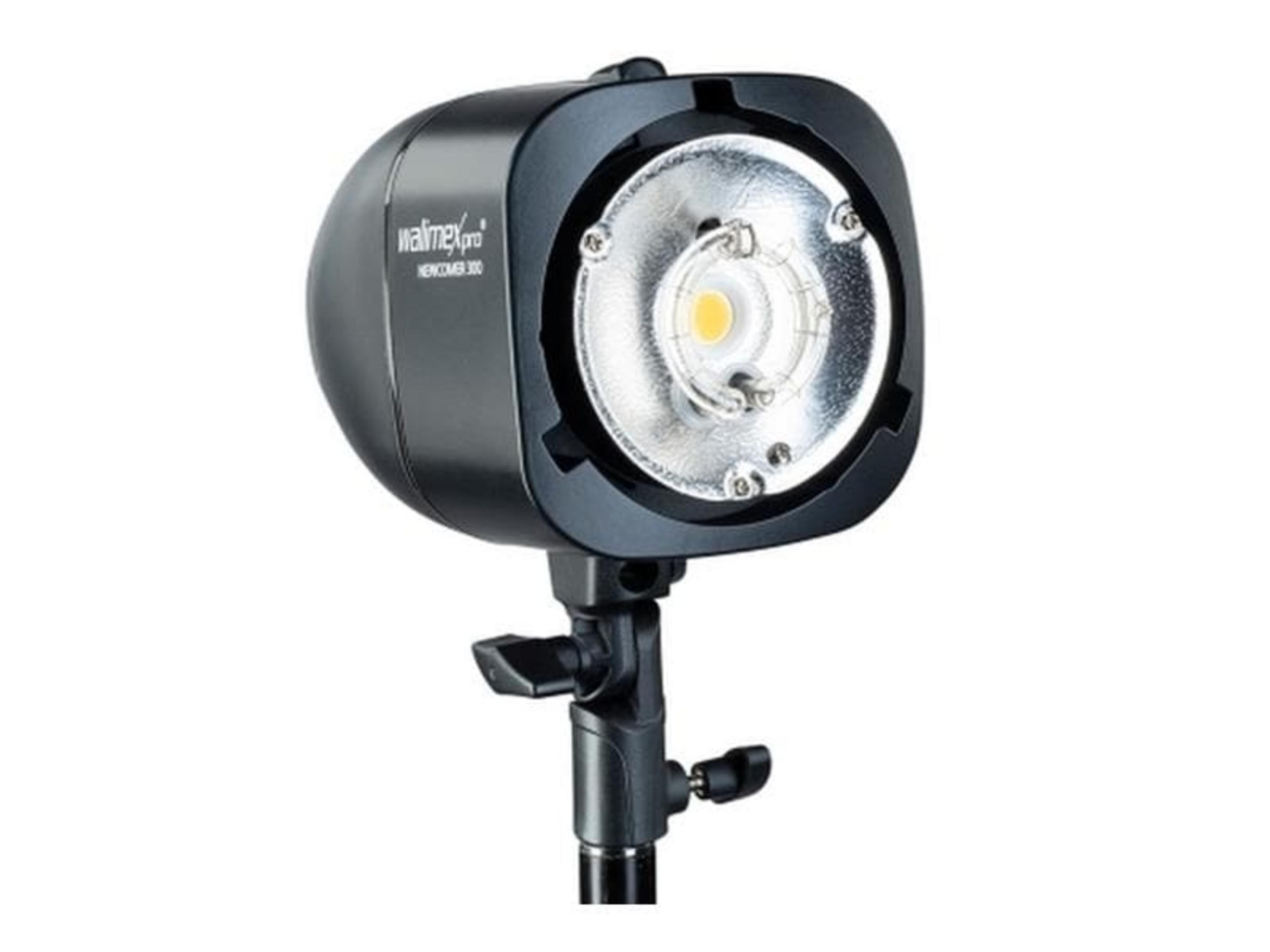 Una testa flash Walimex Pro Newcomer 300 nera con luce LED su supporto.