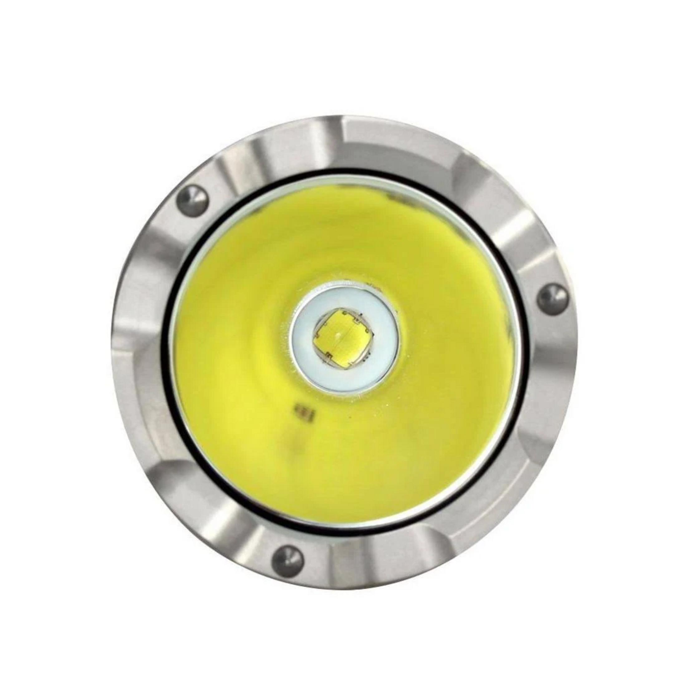 Gros plan d'une LED lumineuse avec lunette métallique argentée sur fond blanc.