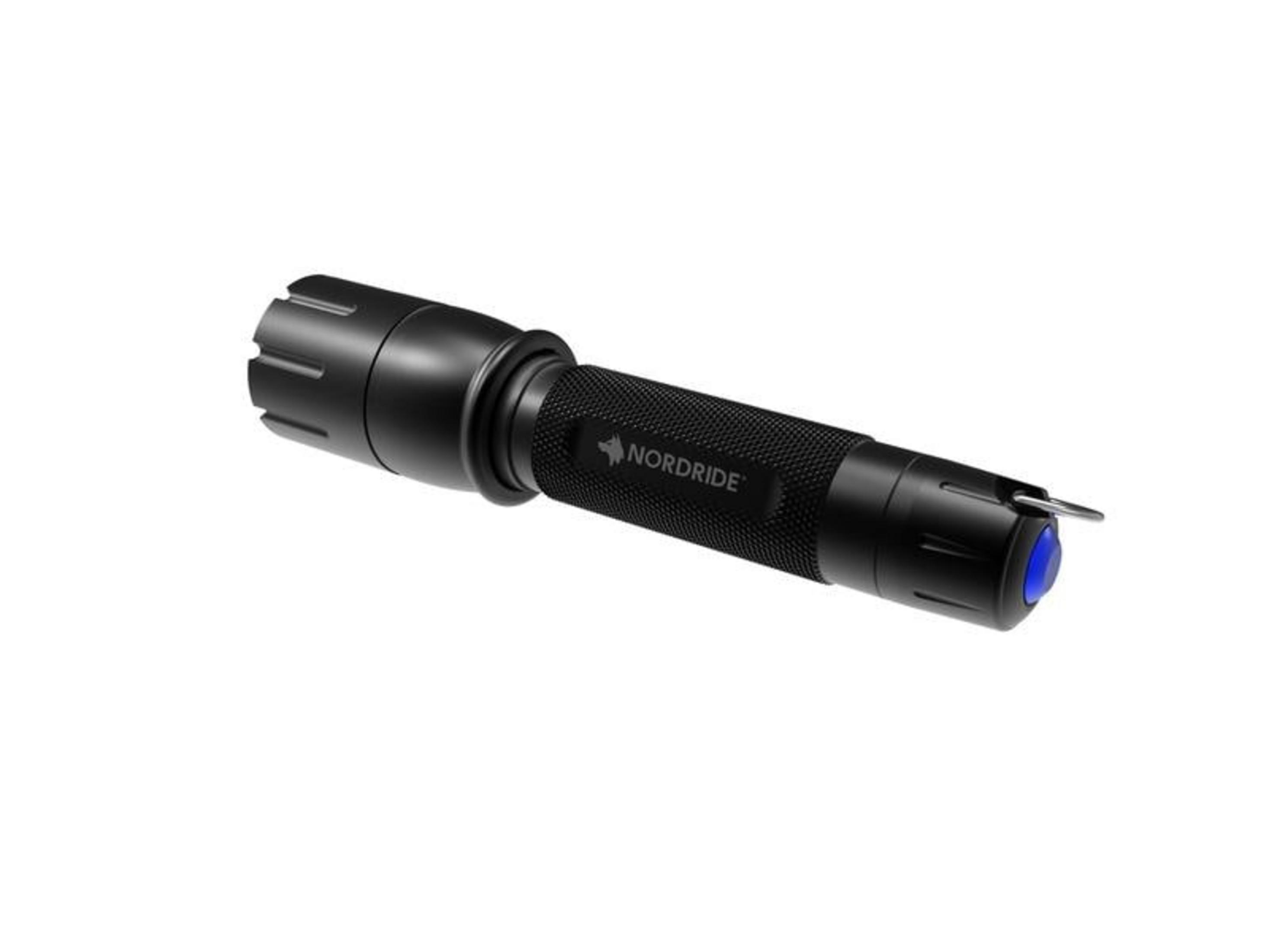 Une lampe de poche noire avec un anneau argenté et un bouton bleu
