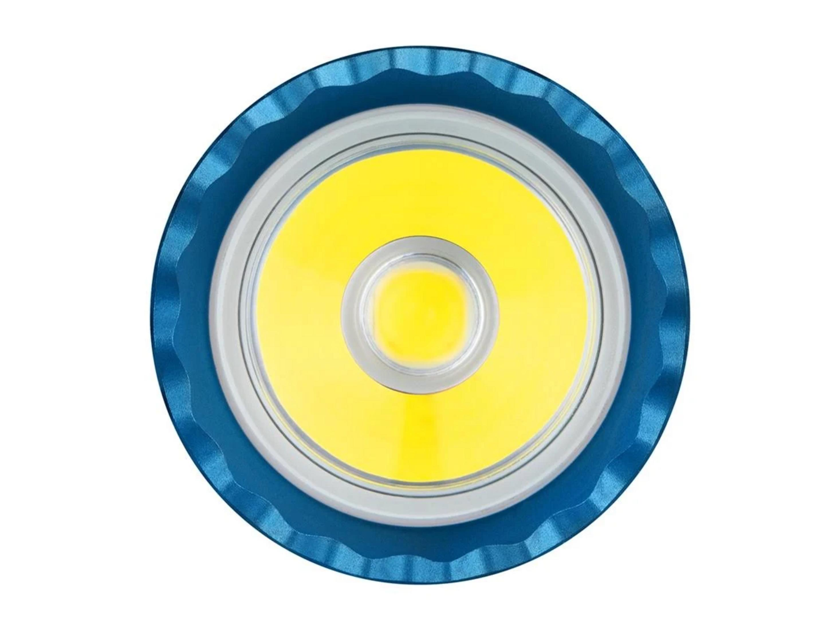 Lampe de poche bleue avec faisceau lumineux jaune vif, gros plan.