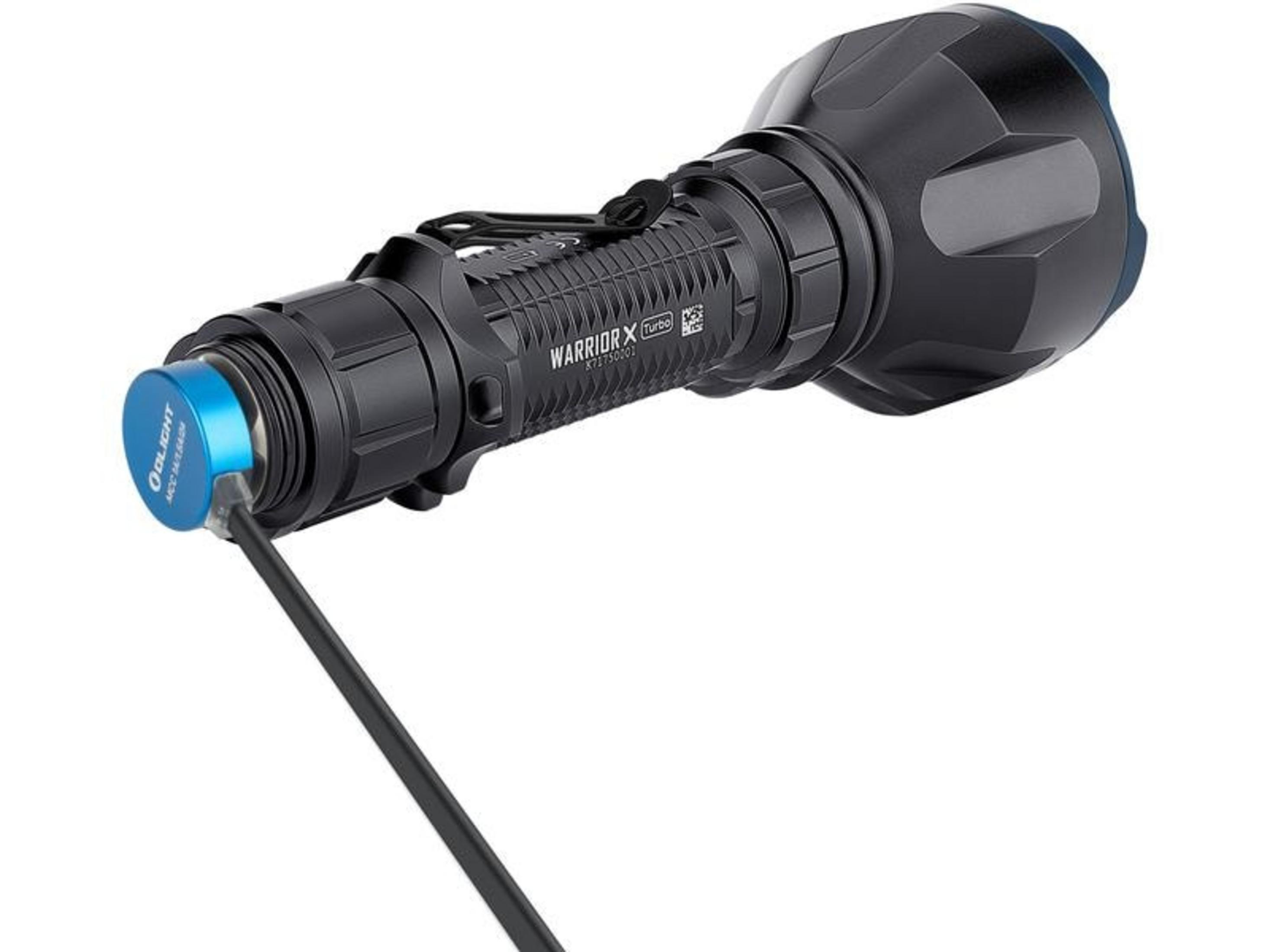 Schwarze Taschenlampe mit blauer Kappe, lädt per USB-Kabel. Weißer Hintergrund.