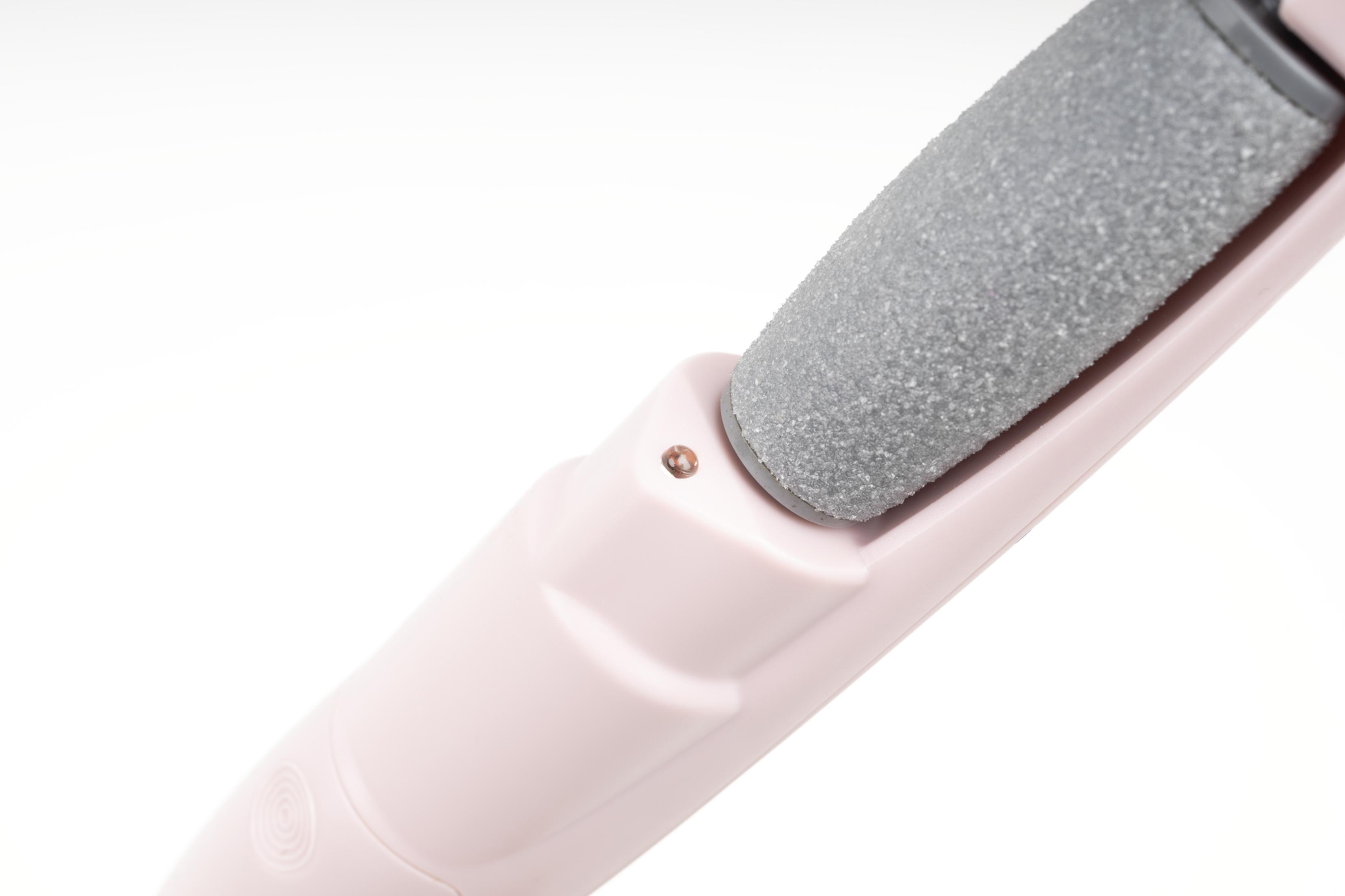 Un esfoliatore elettrico calli rosa chiaro con testina a rullo grigia su sfondo bianco.