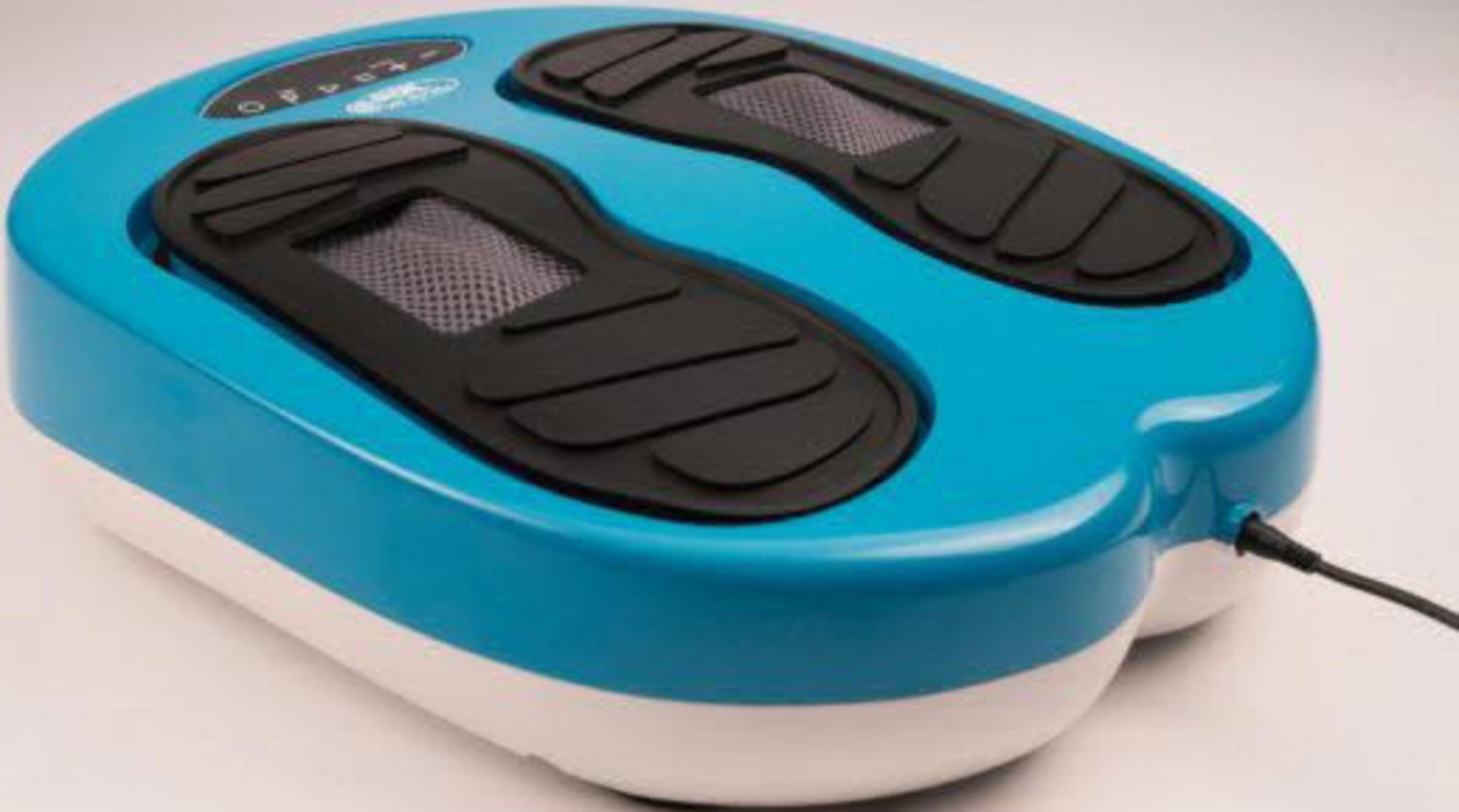 Ein blau-weißer Fußmassagegerät mit zwei schwarzen Fußauflagen und einem Kabel.