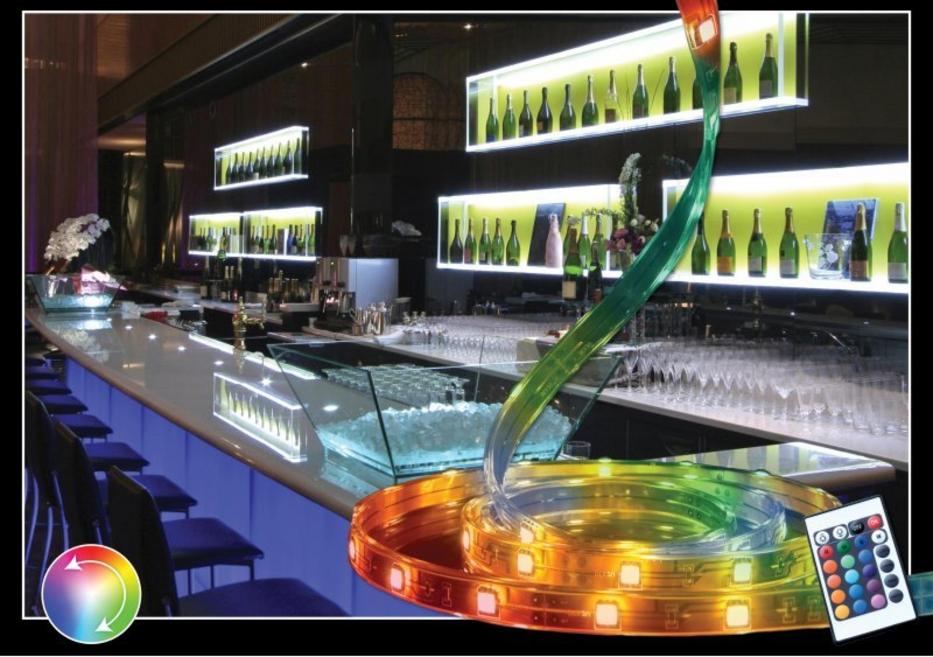 Eine Bar mit Flaschenregalen, Hockern, Eis und einer Farbwechsel-LED-Leiste.