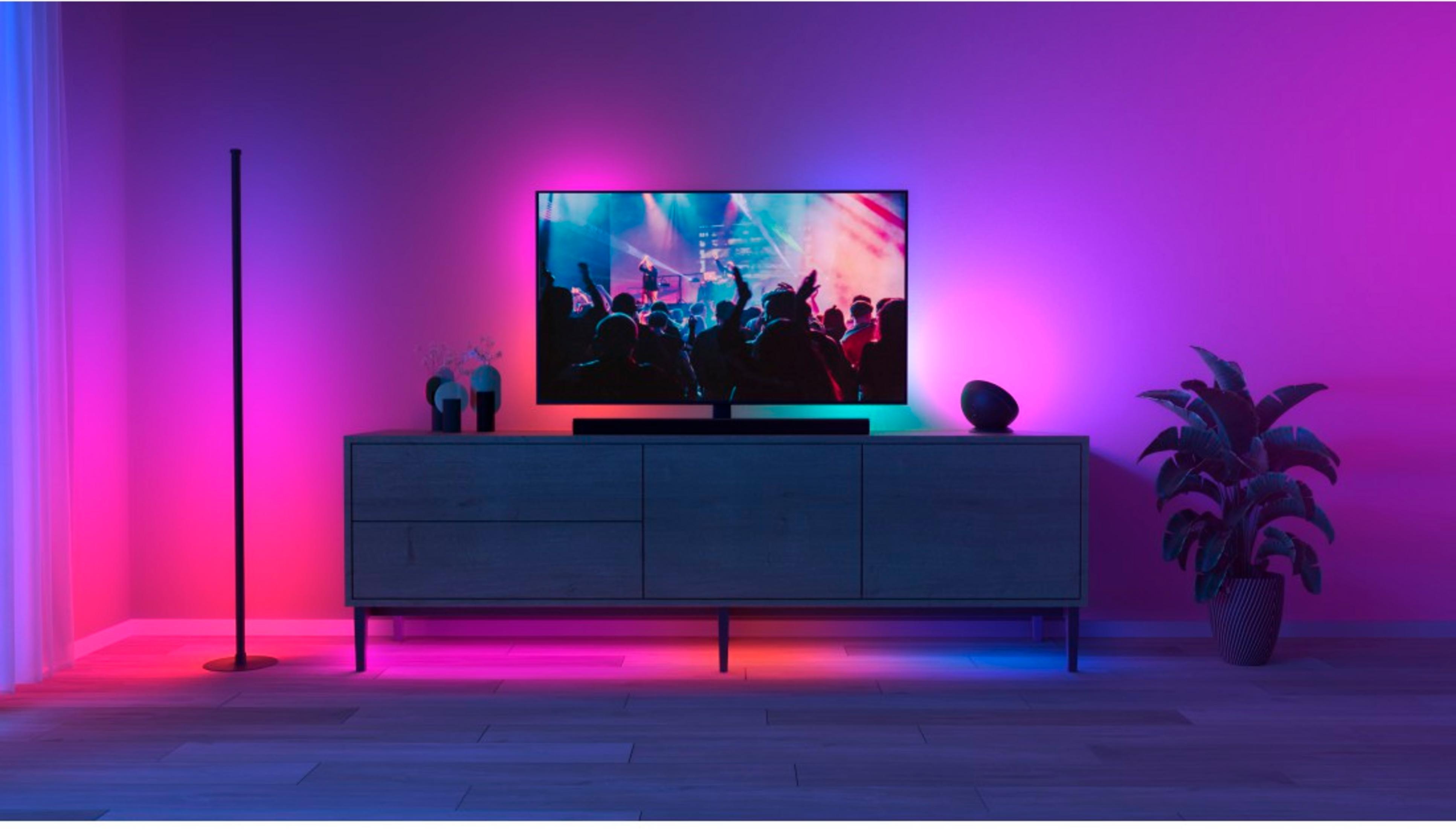 Uno schermo TV mostra una folla esultante. Luci colorate illuminano la stanza.