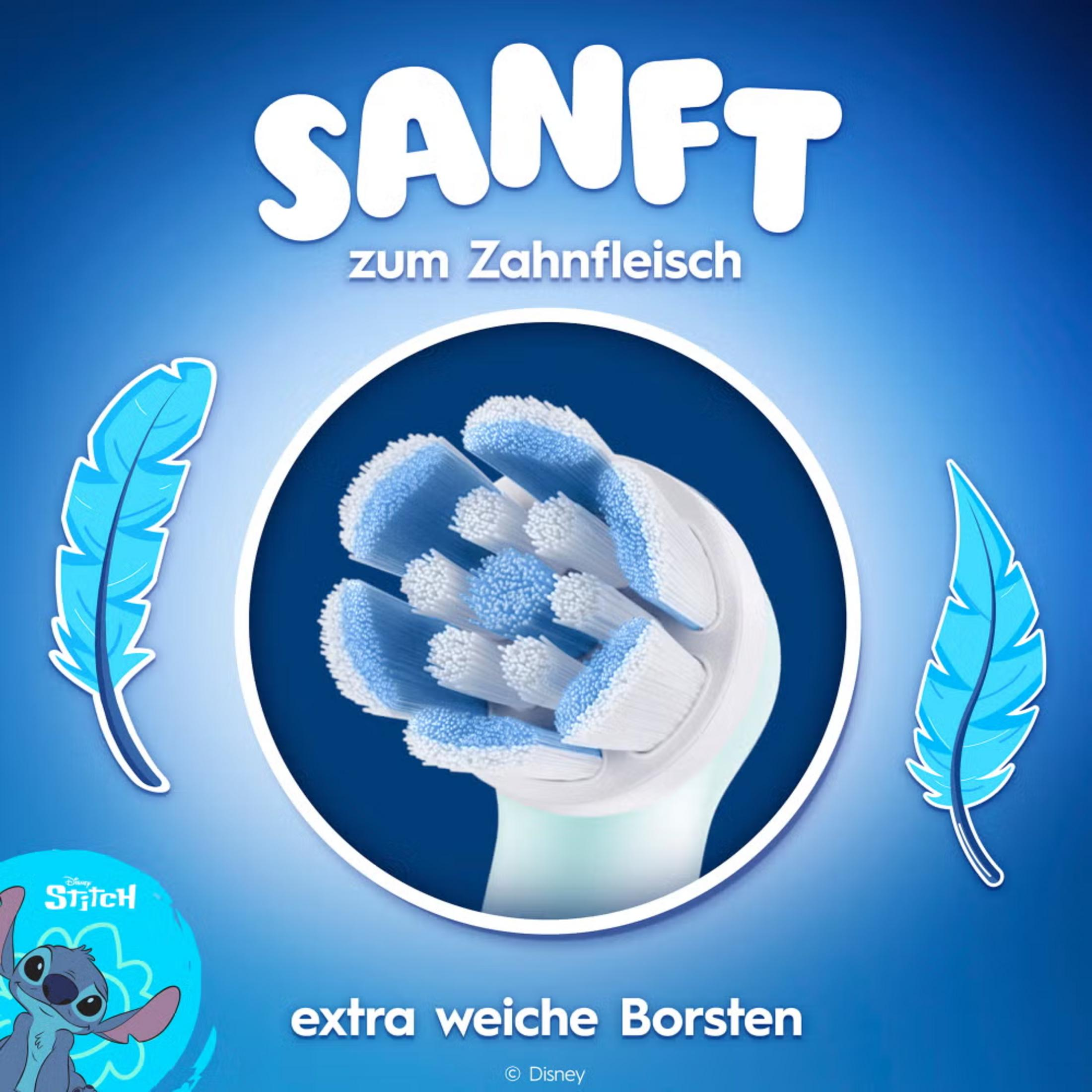 Testina dello spazzolino con setole blu e bianche, vicino a piume e Stitch.