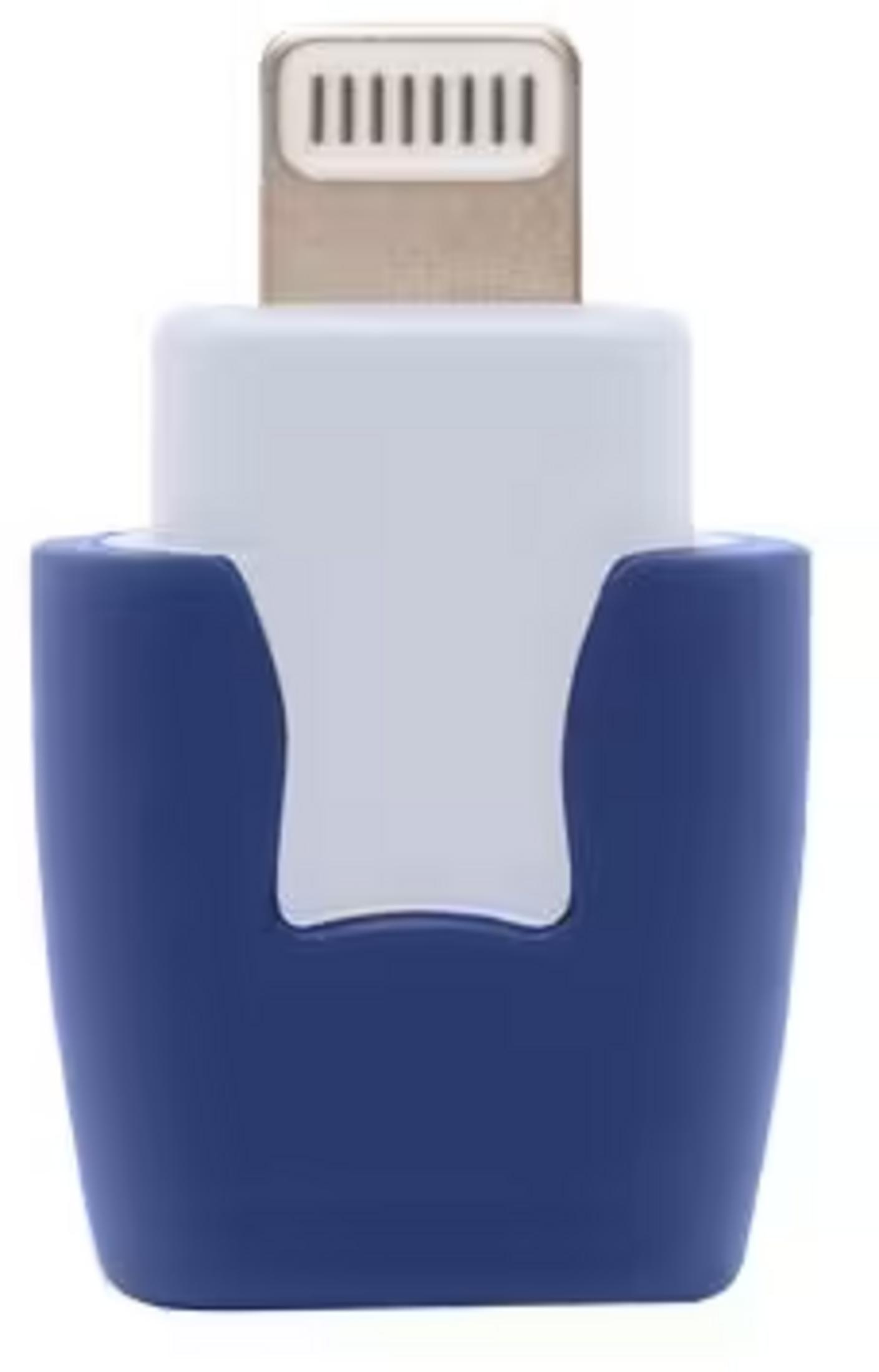 Un adaptador azul y blanco con conector lightning, sobre fondo blanco.